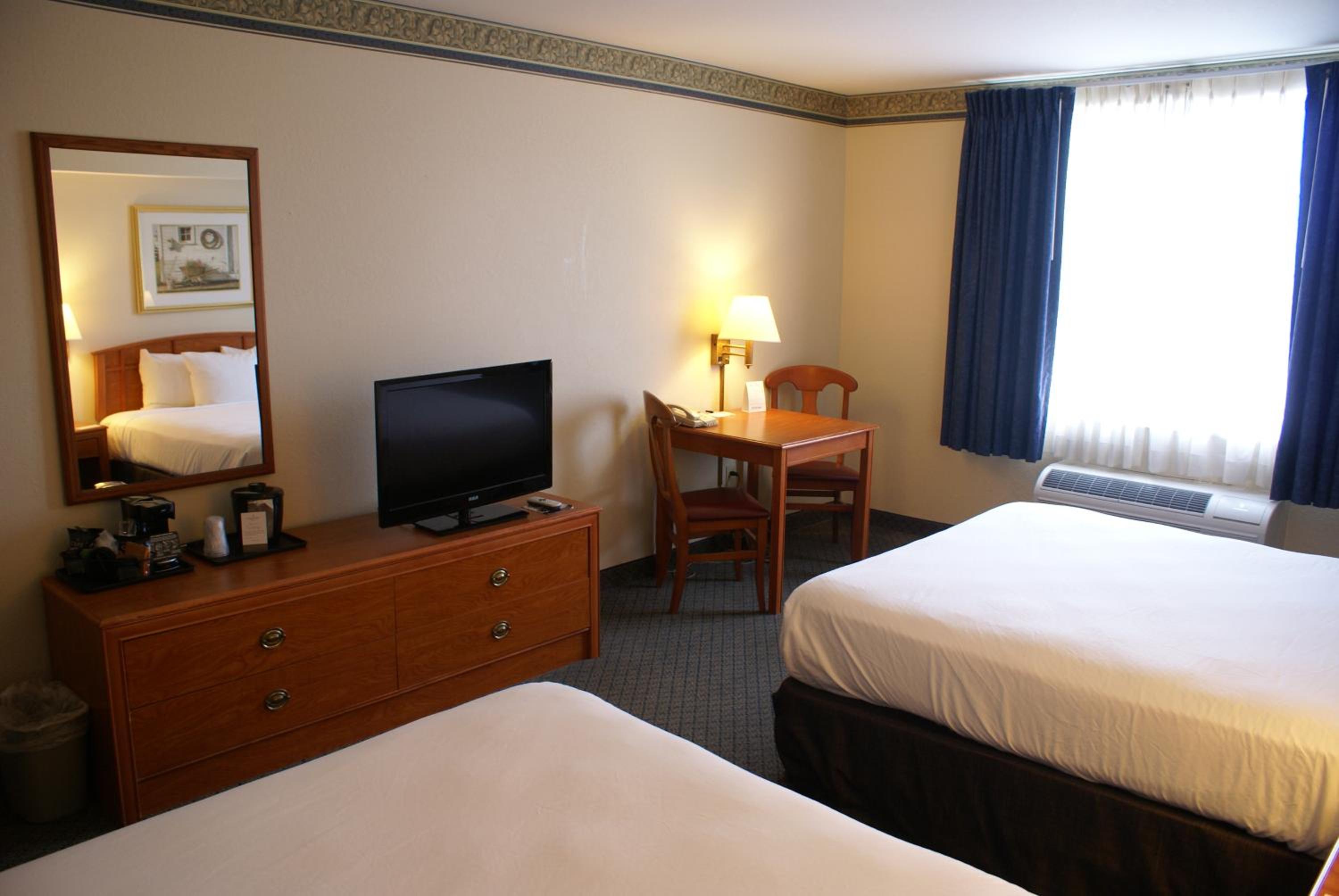 Queen Room with Two Queen Beds - Photo 1