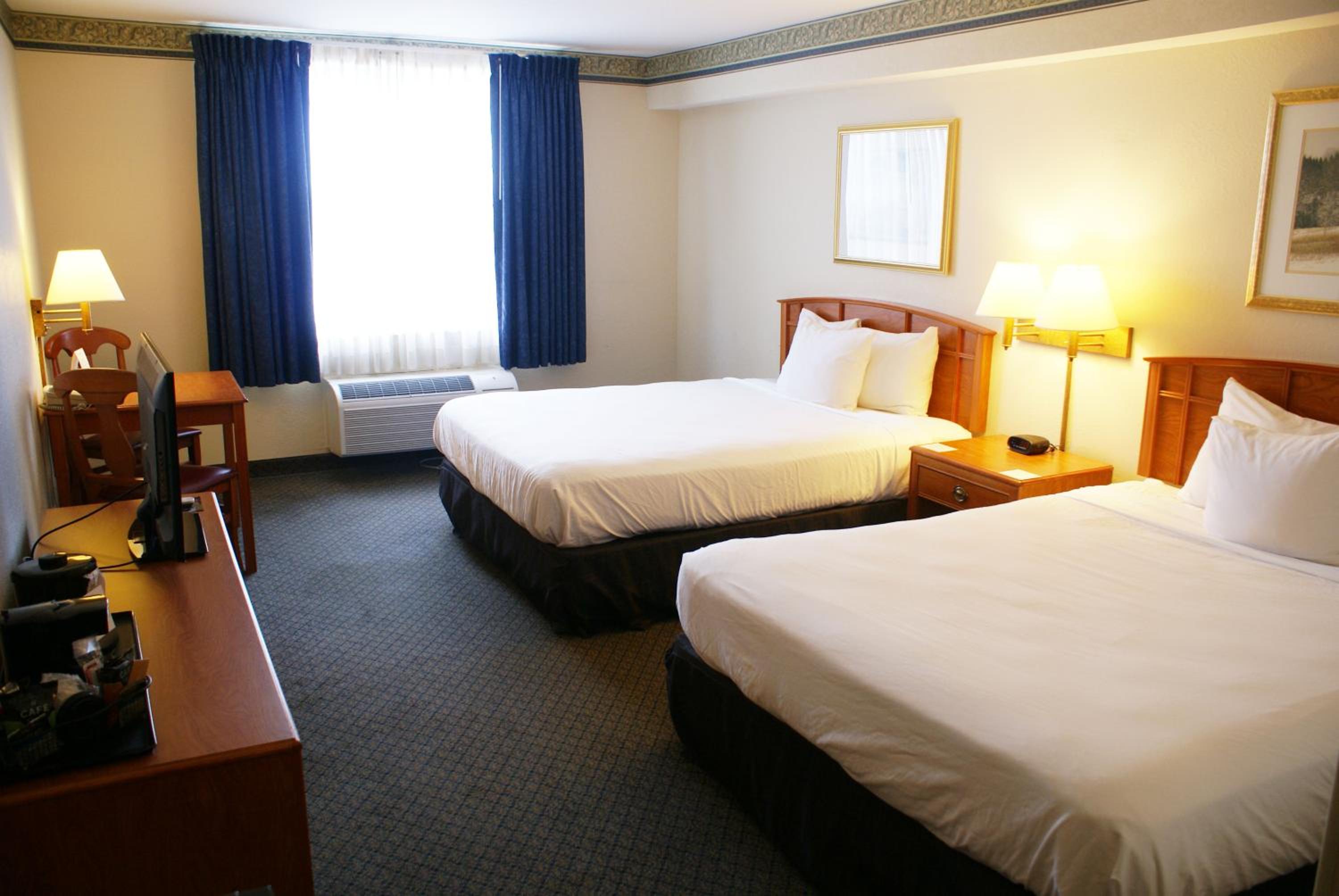Queen Room with Two Queen Beds - Photo 2