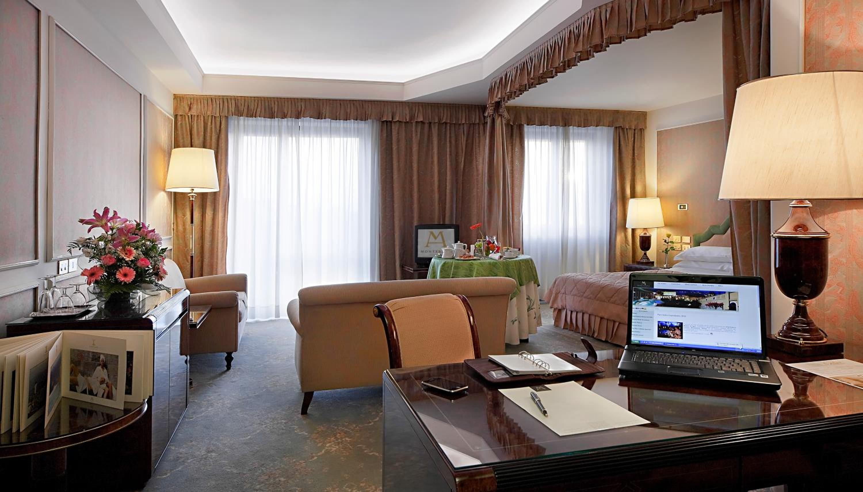 Executive Suite - Photo 2