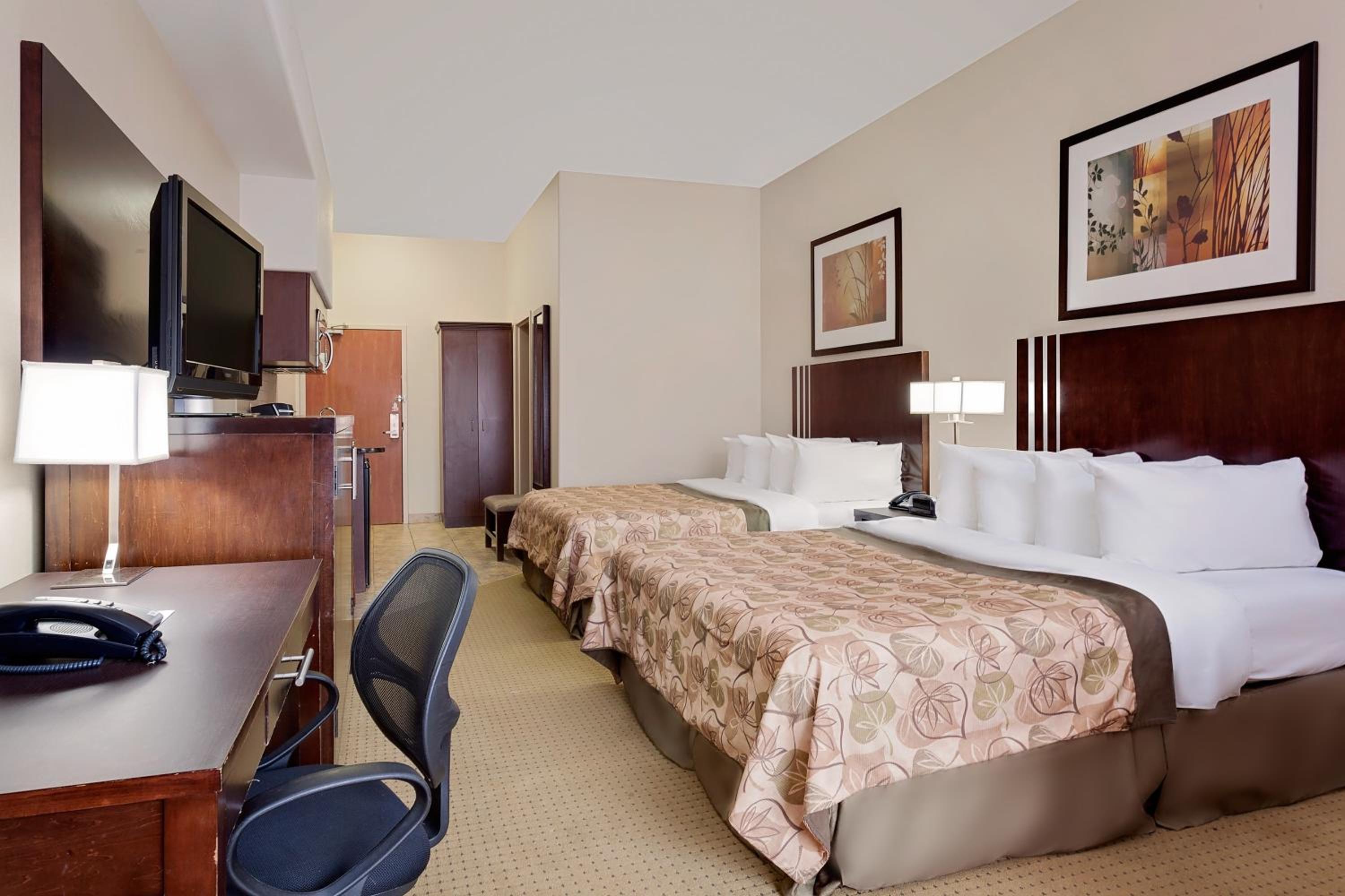 Deluxe Queen Room with Two Queen Beds - Photo 4