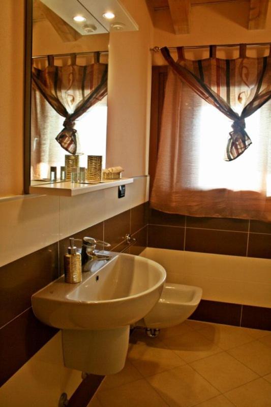 Deluxe Suite with Balcony - Photo 5