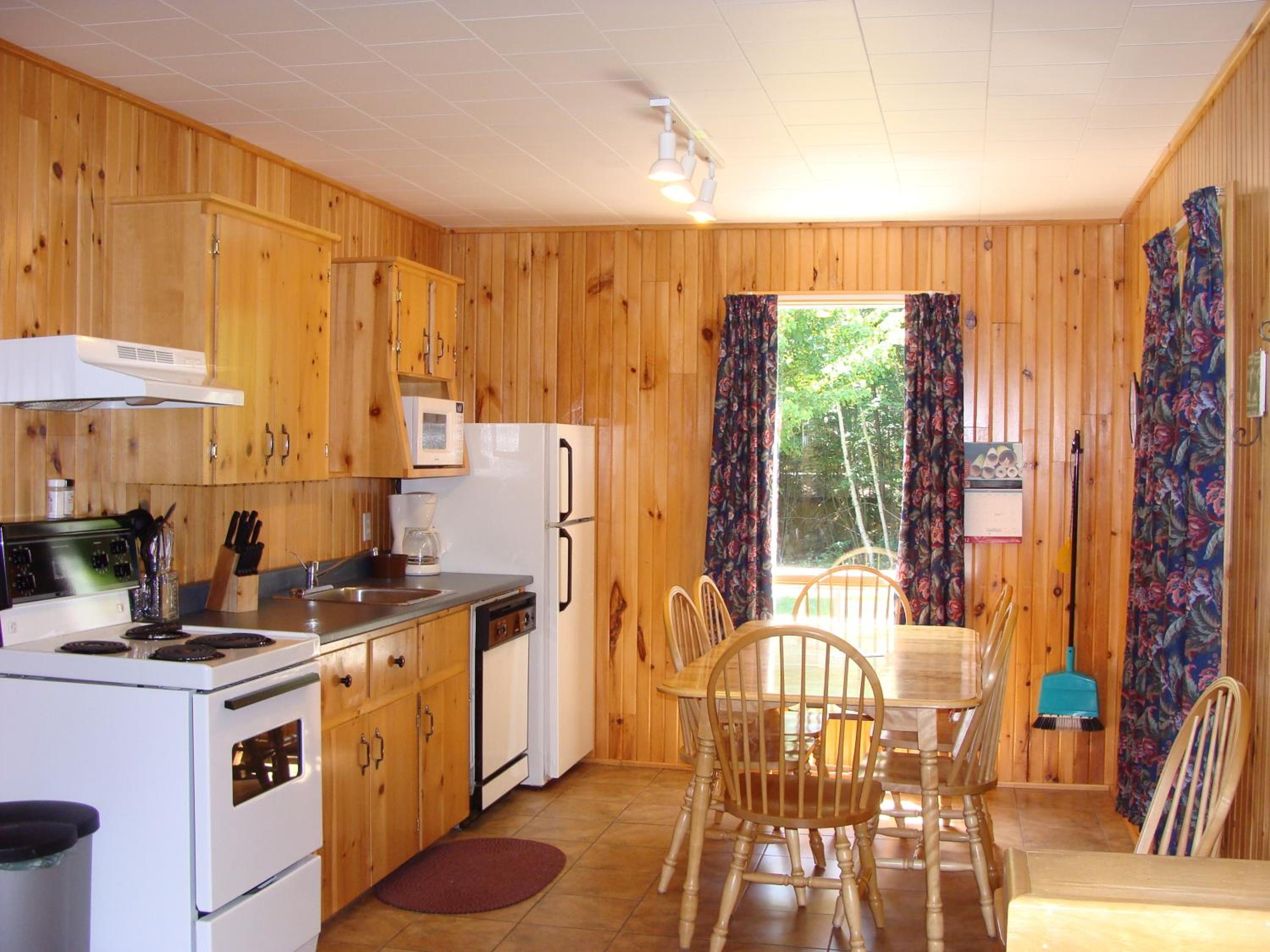 Deluxe Three-Bedroom Cottage photo 3