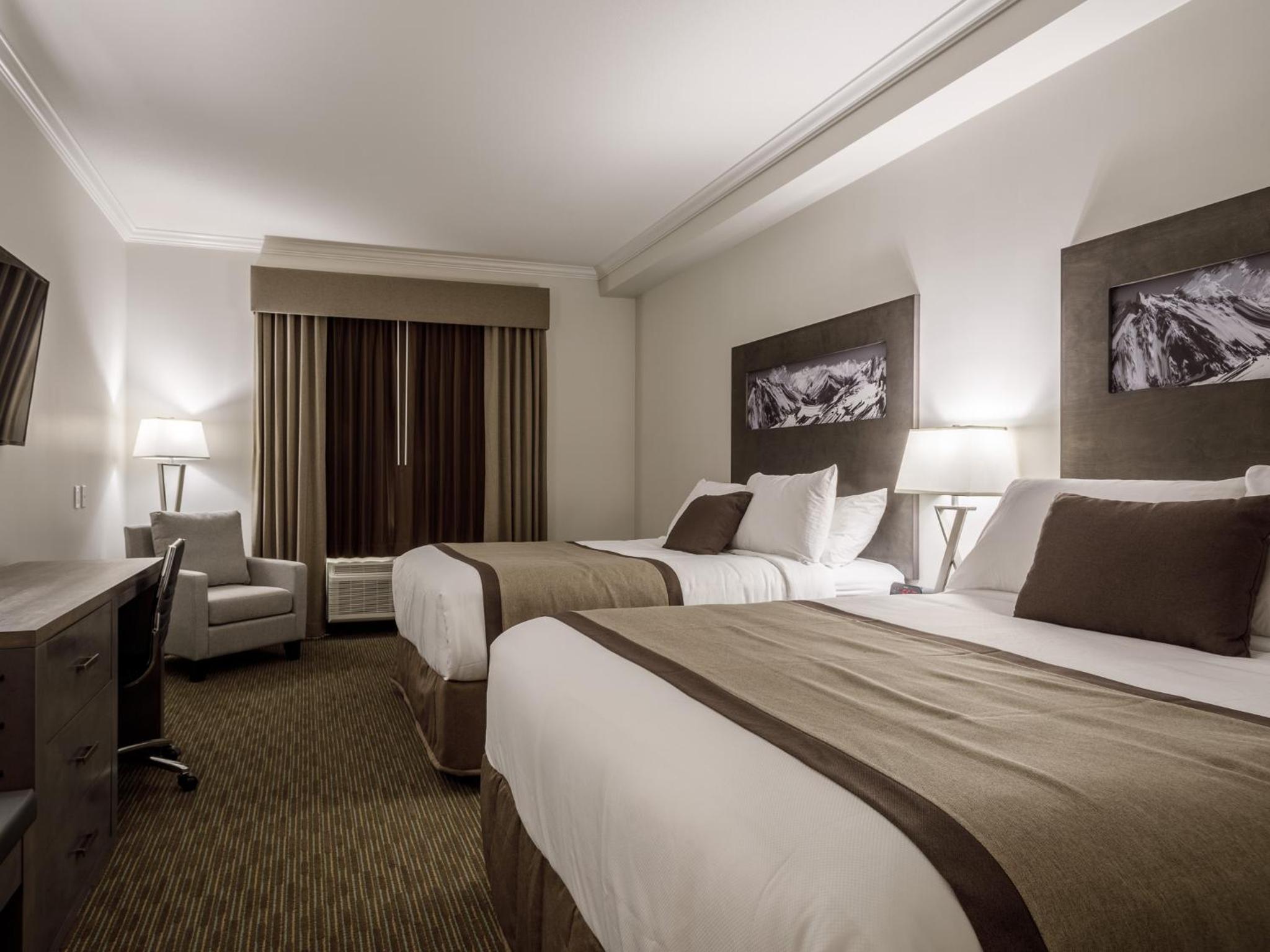 Queen Room with Two Queen Beds - Non-Smoking photo 2