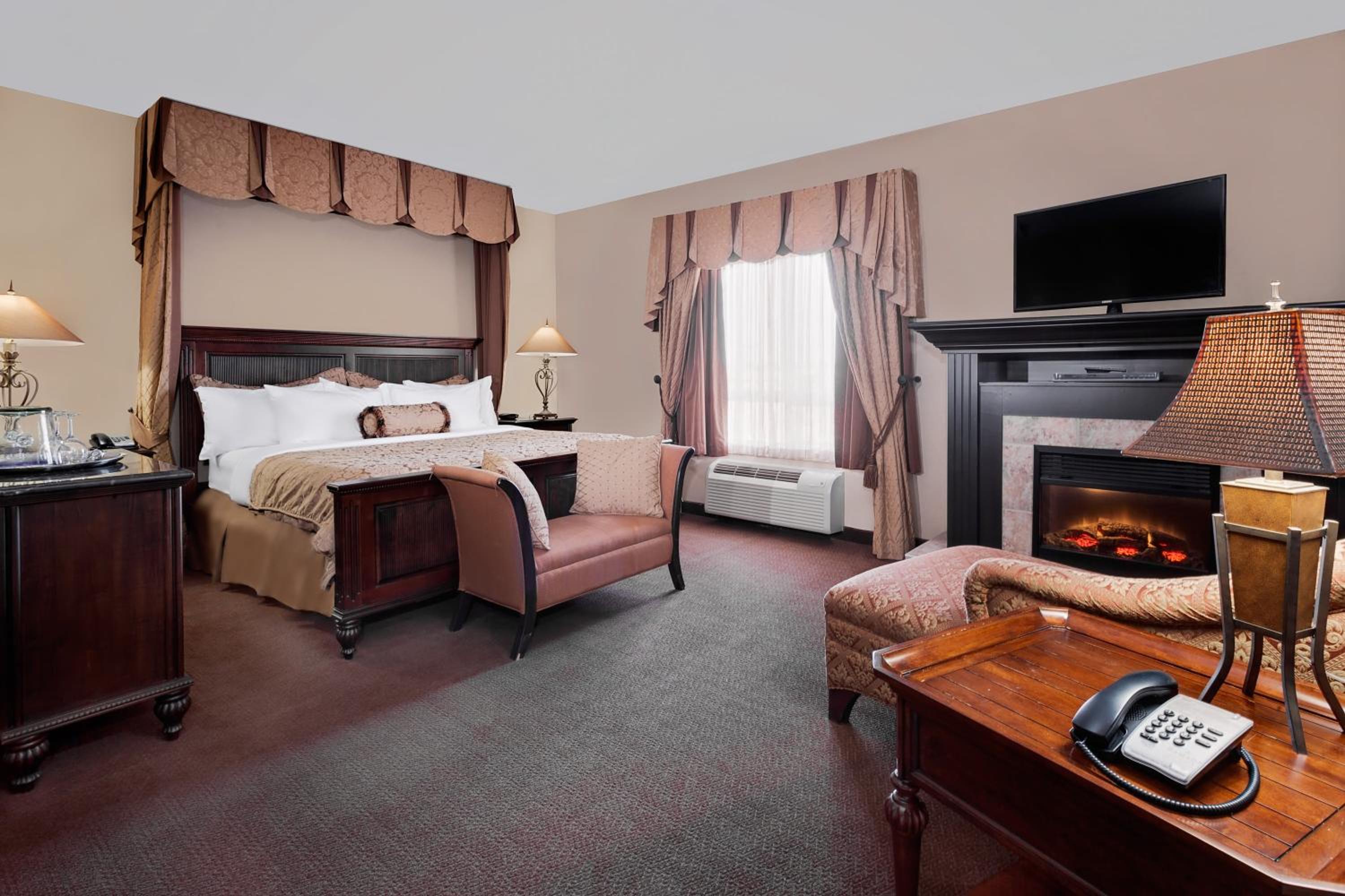 King Suite with Spa Bath - Non-Smoking - Photo 2