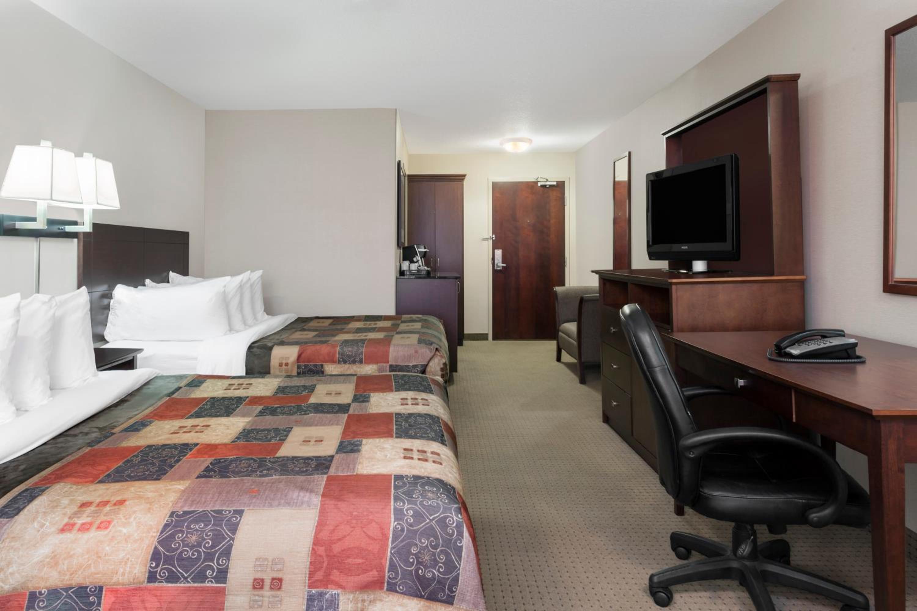 Deluxe Queen Room with Two Queen Beds - Non-Smoking - Photo 4