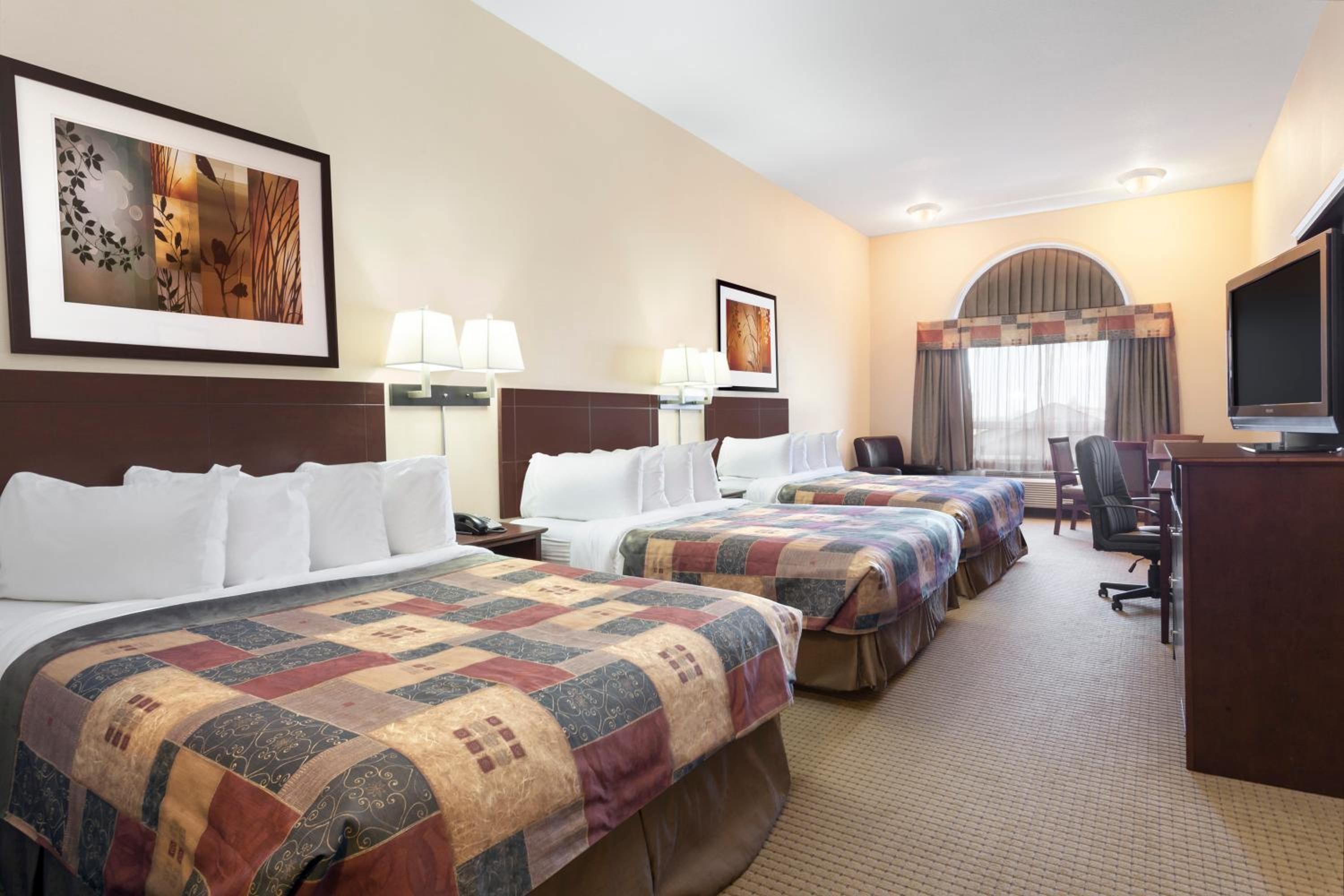 Queen Room with Three Queen Beds - Non-Smoking - Photo 5