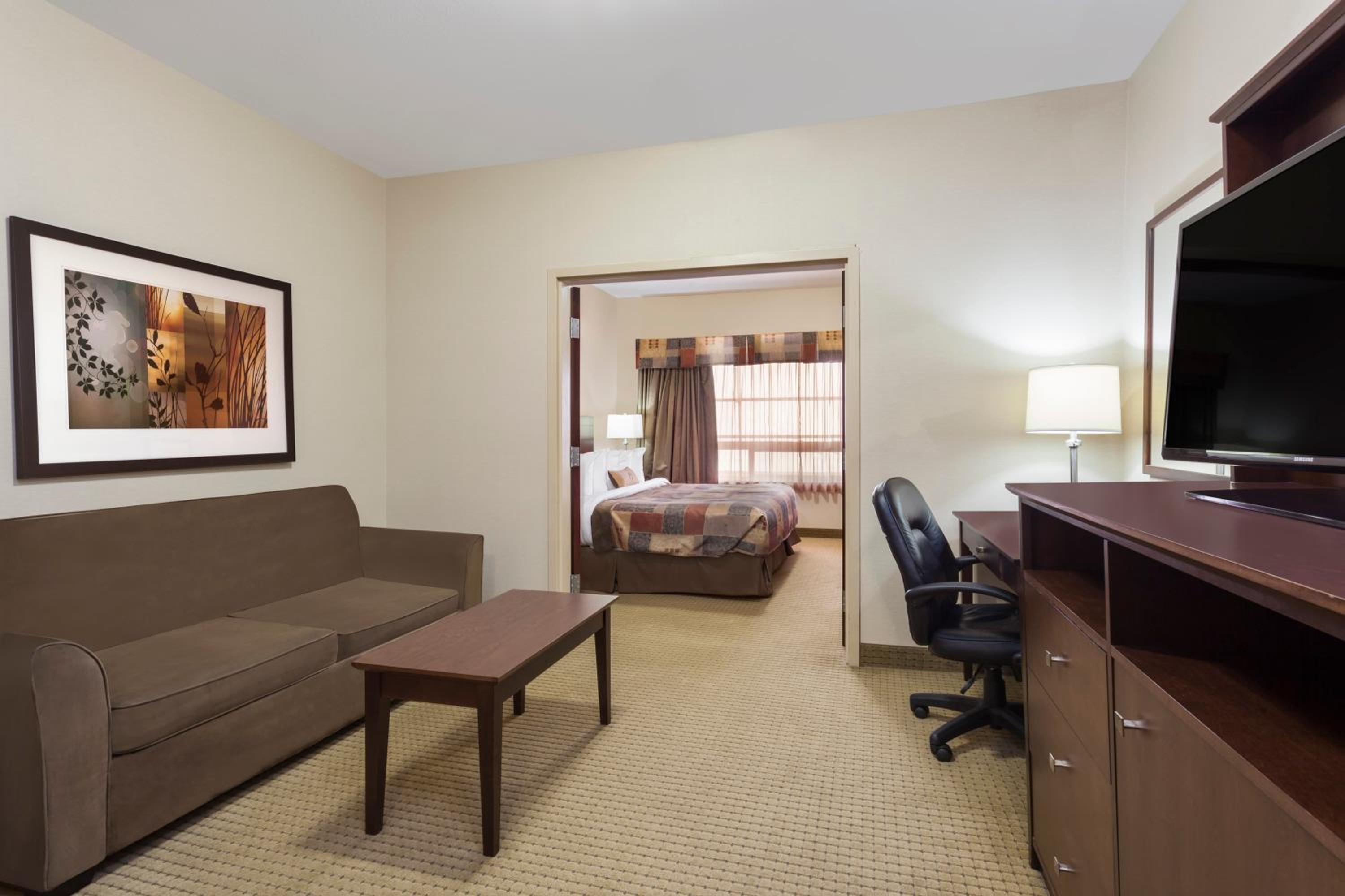 King Suite - Non-Smoking - Photo 3