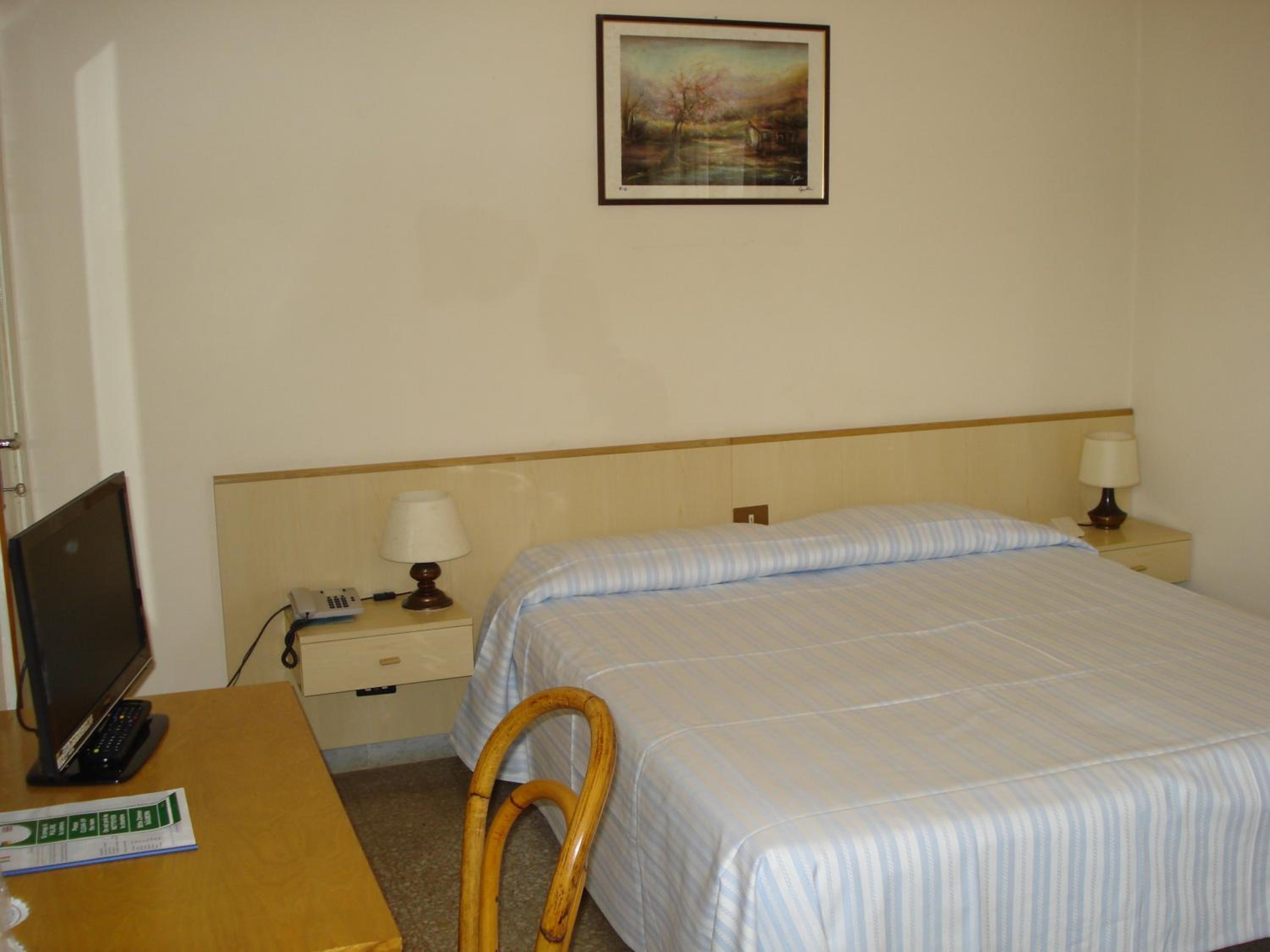 Economy Triple Room photo 3