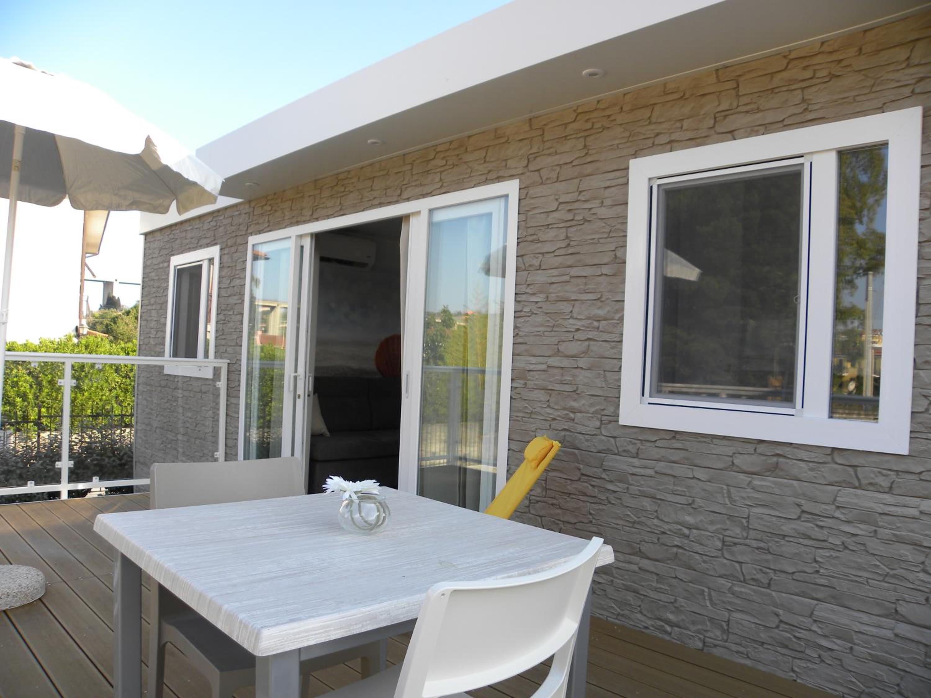Mobile Home - Photo 2