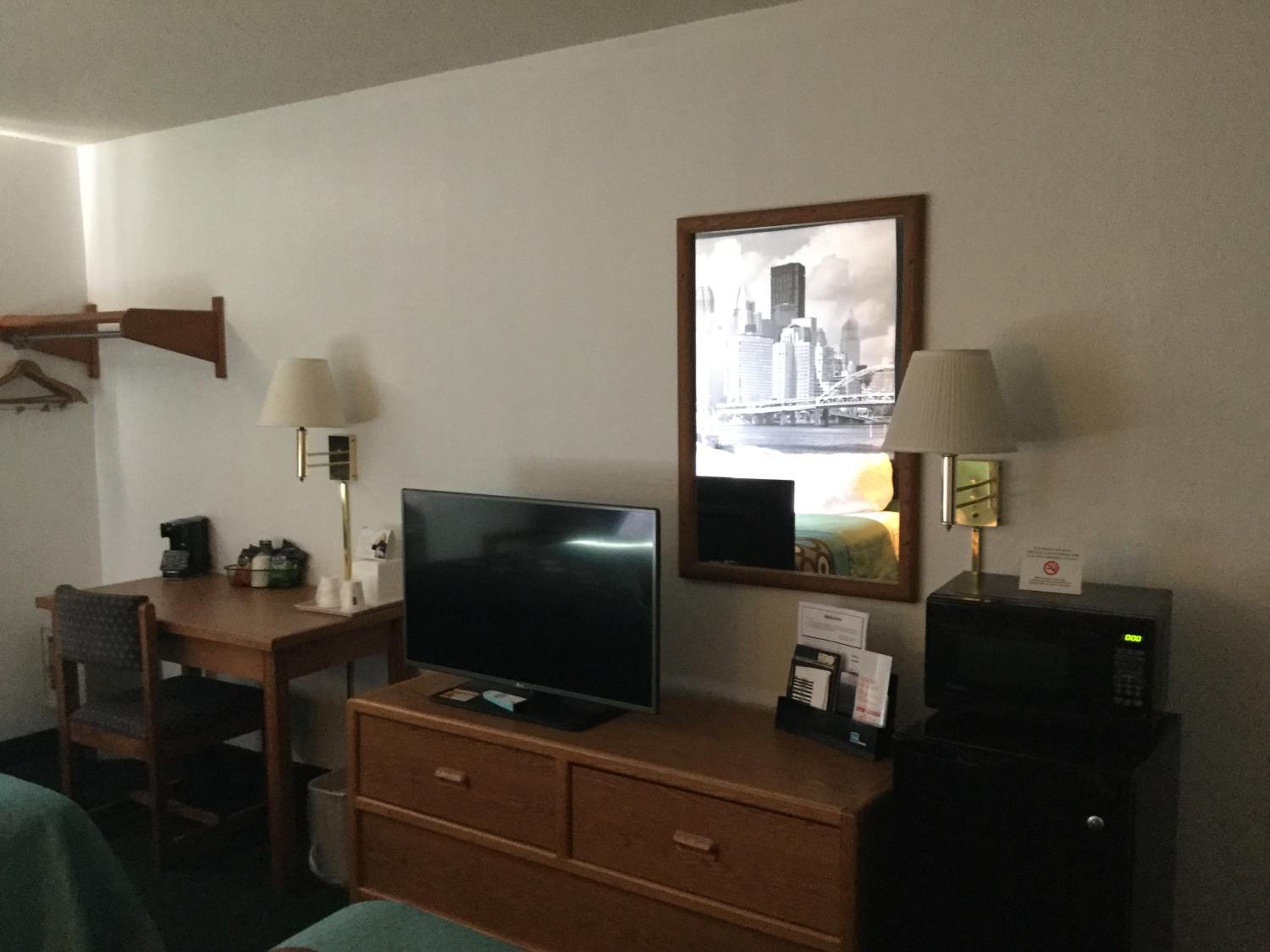 Queen Room - Non-Smoking - Photo 9