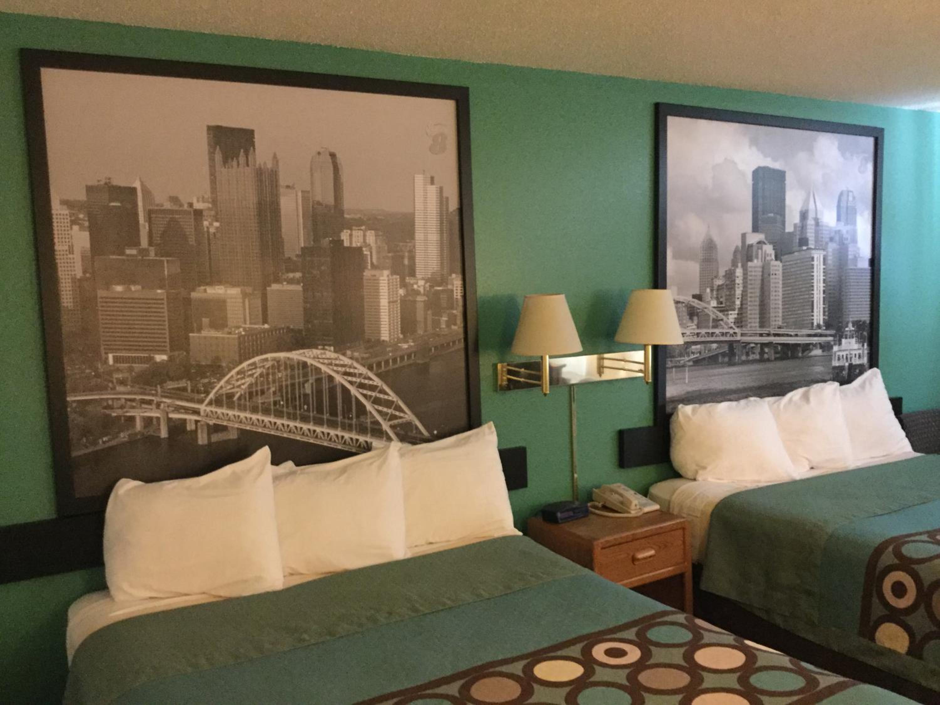 Queen Room with Two Queen Beds - Non-Smoking - Photo 5