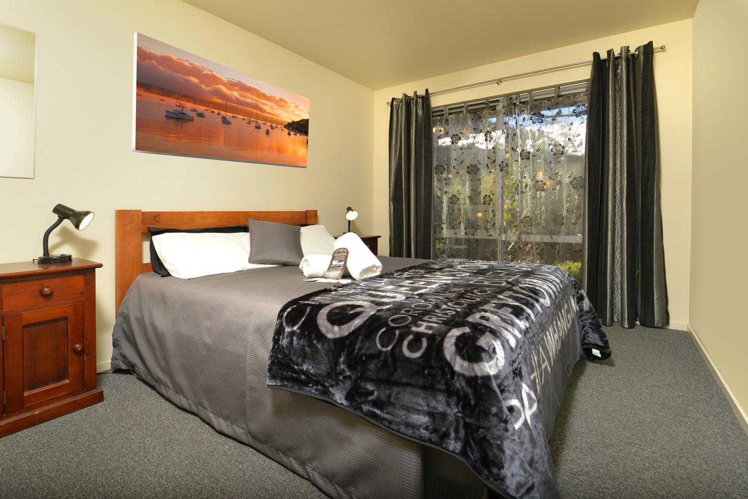 Queen Room with Shared Bathroom photo 2