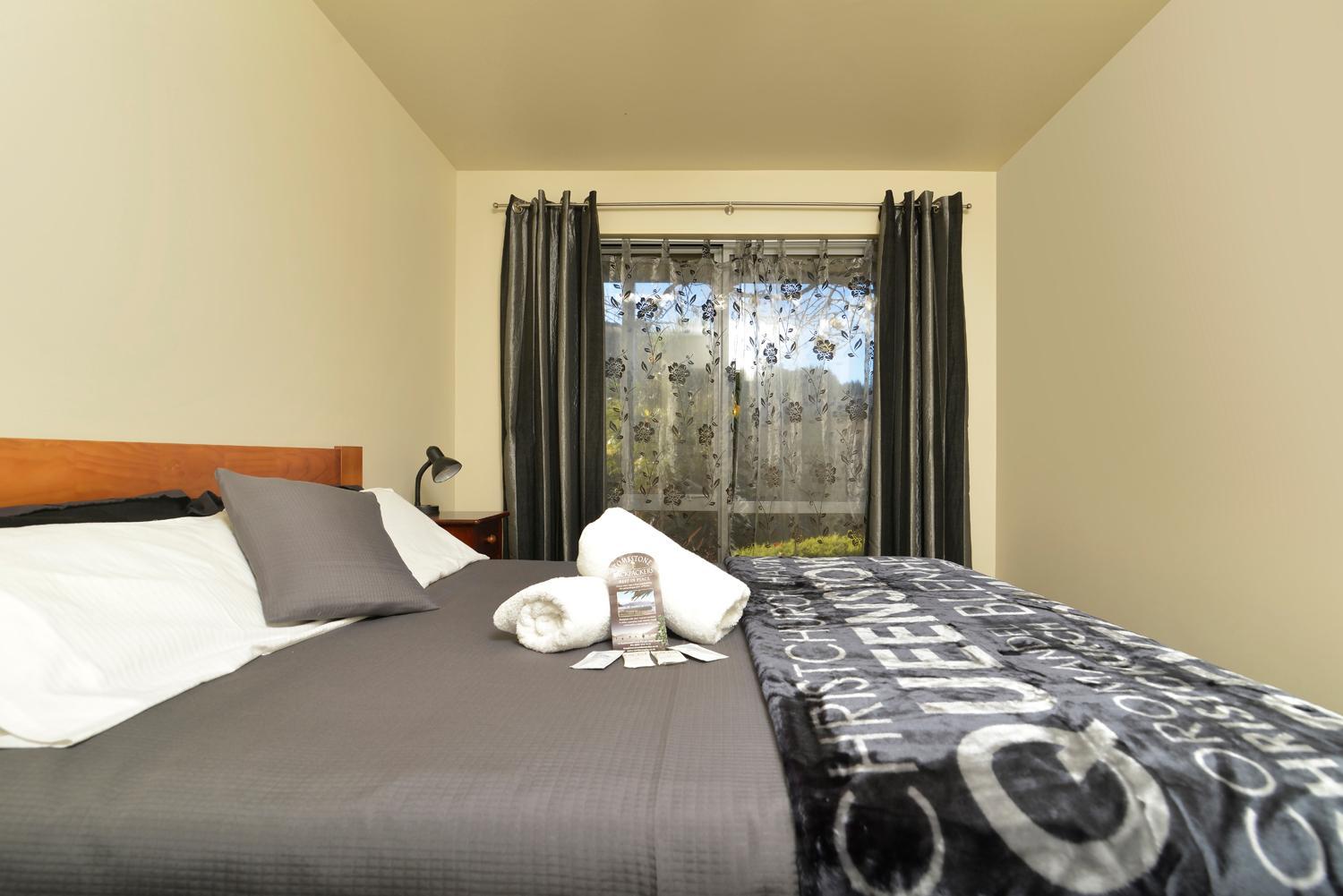 Queen Room with Shared Bathroom photo 3