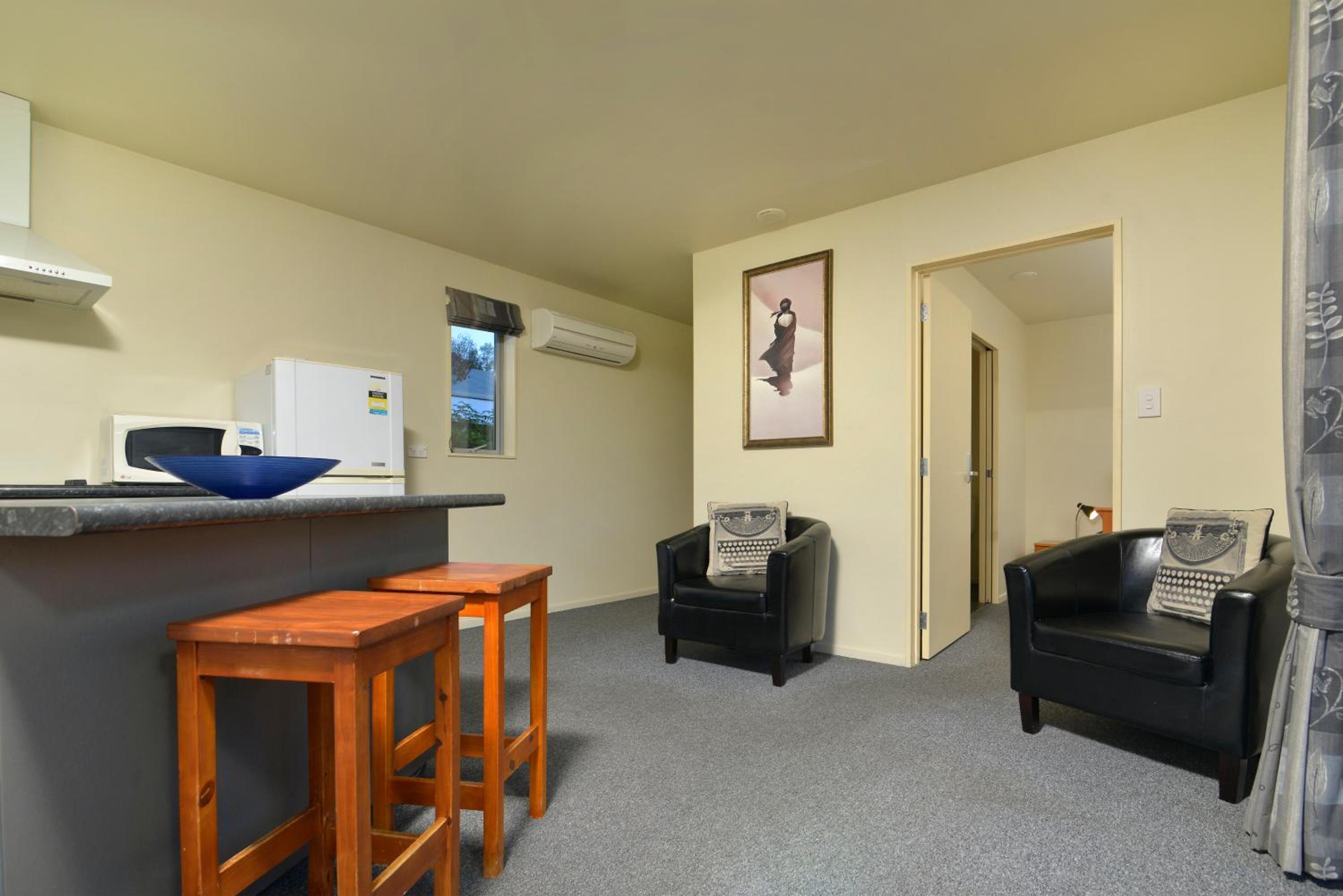 One-Bedroom Apartment photo 1