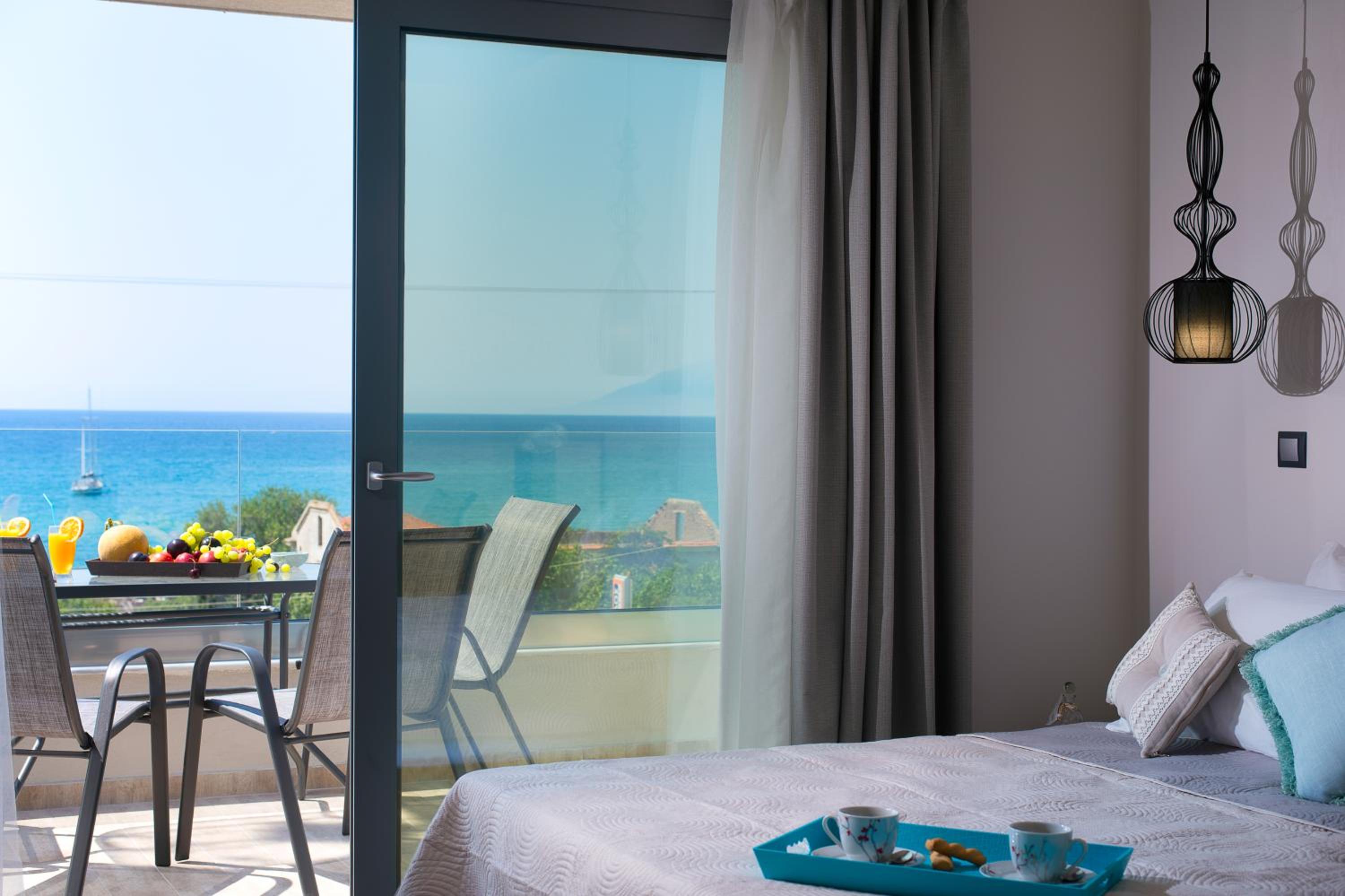 Double Room with Sea View - Photo 2