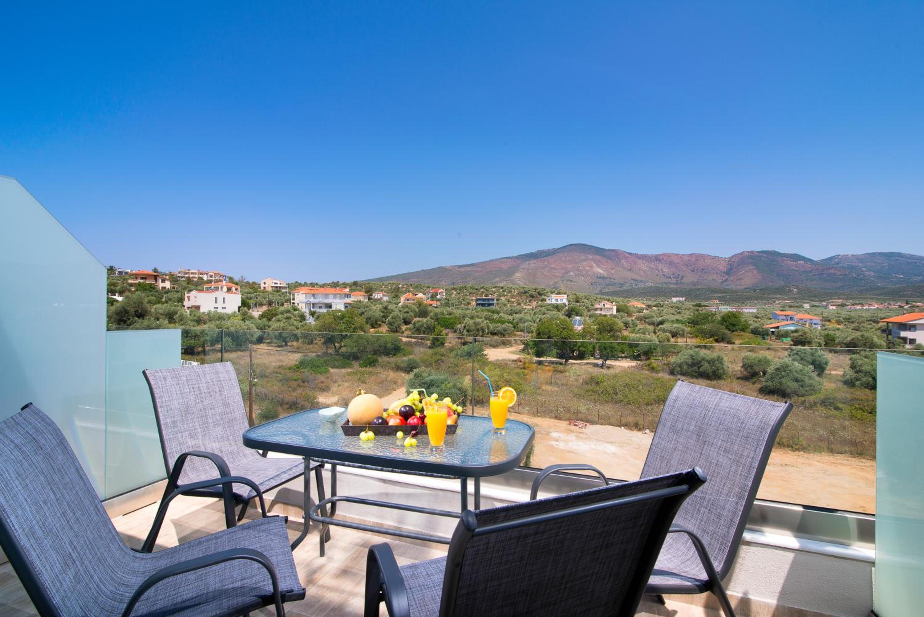 Family Room with Mountain View - Photo 8