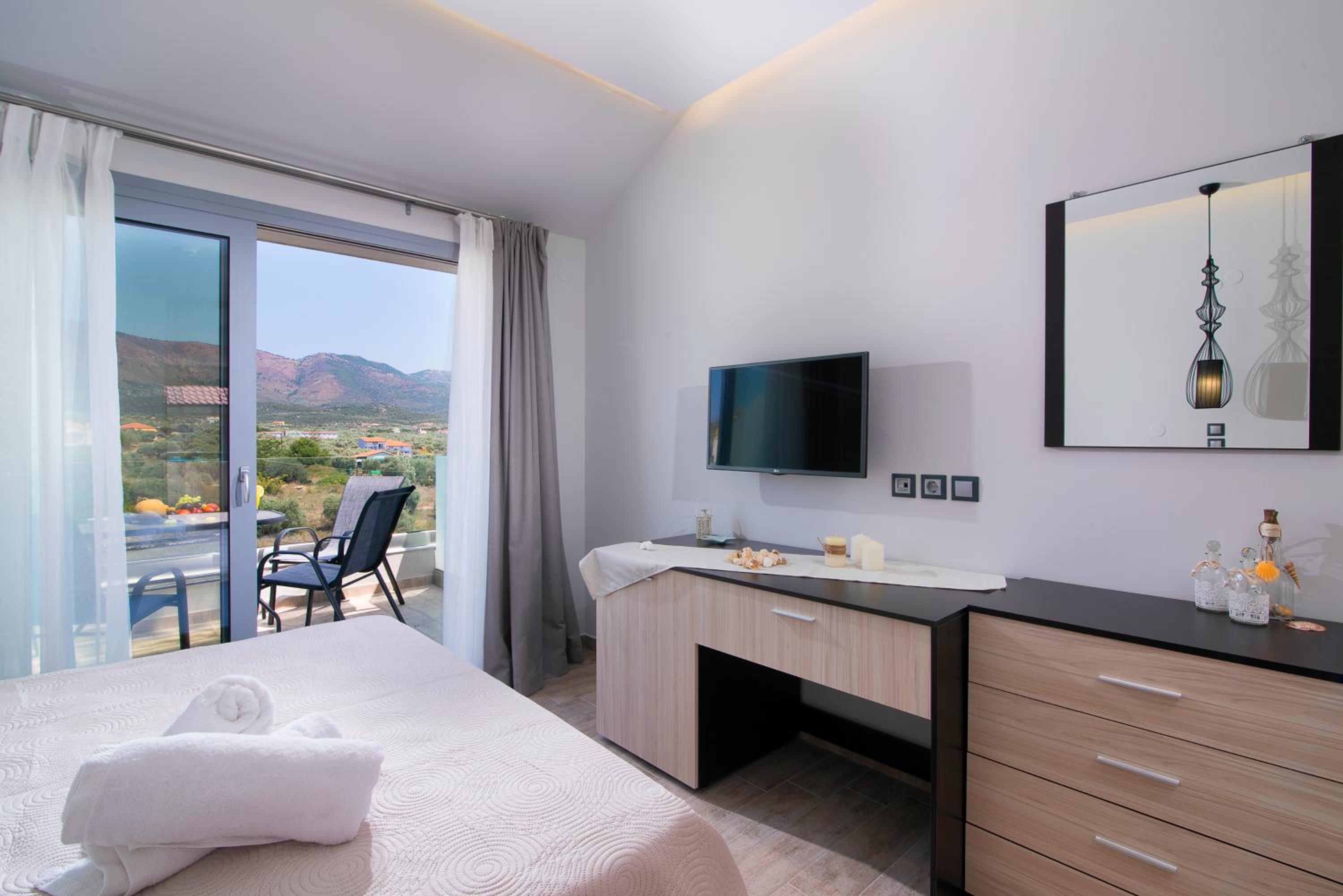 Family Room with Mountain View - Photo 1