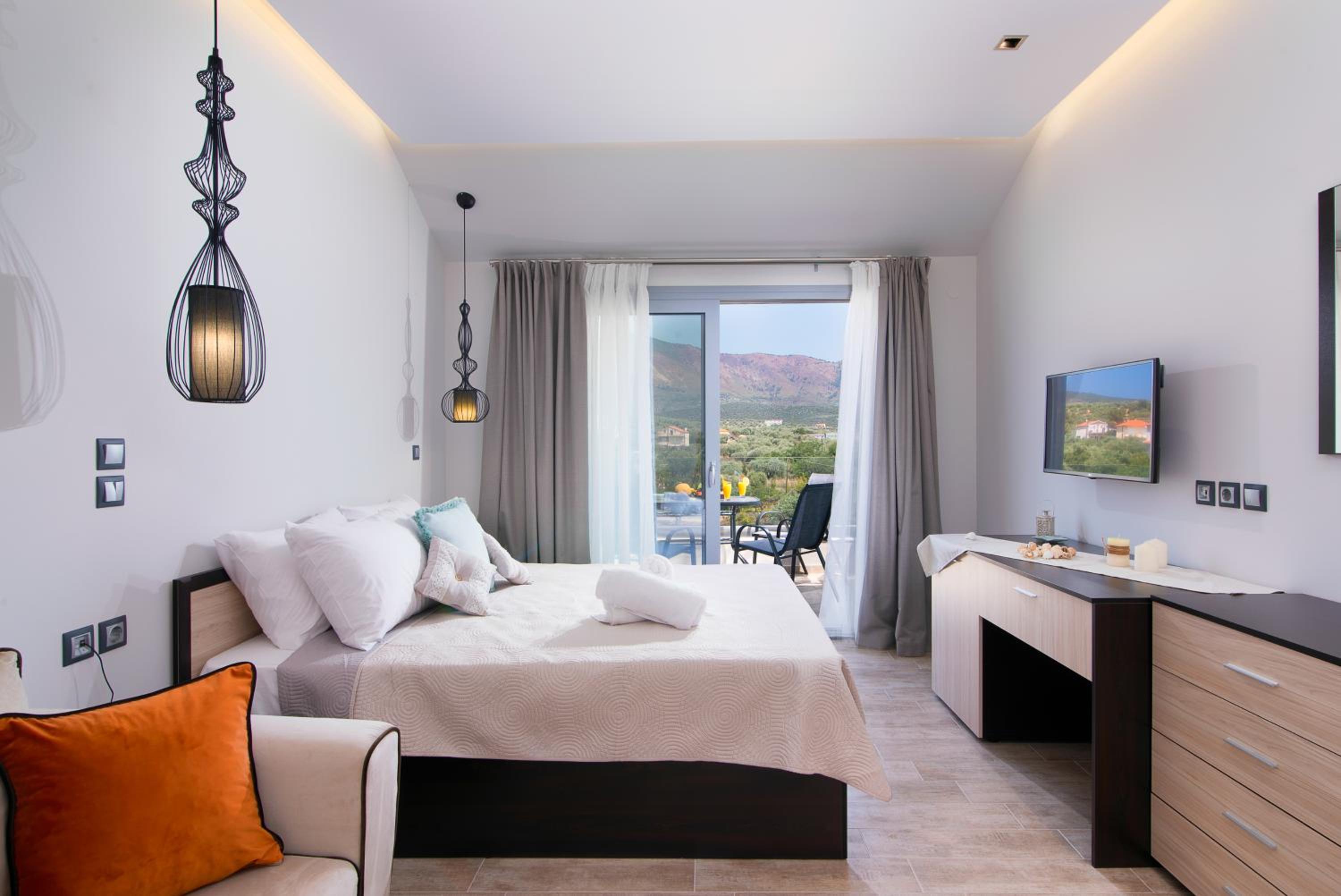 Family Room with Mountain View - Photo 3