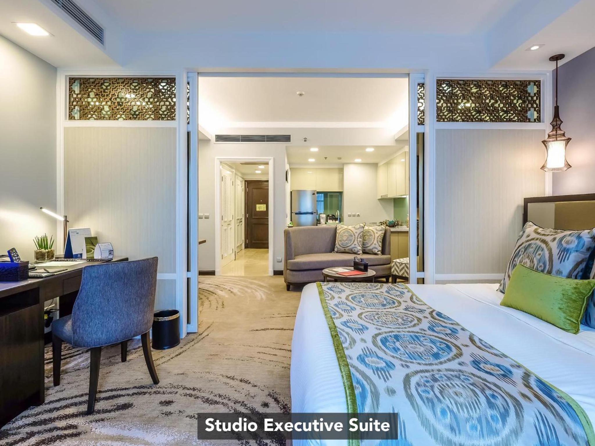 Studio Executive Suite - Photo 3