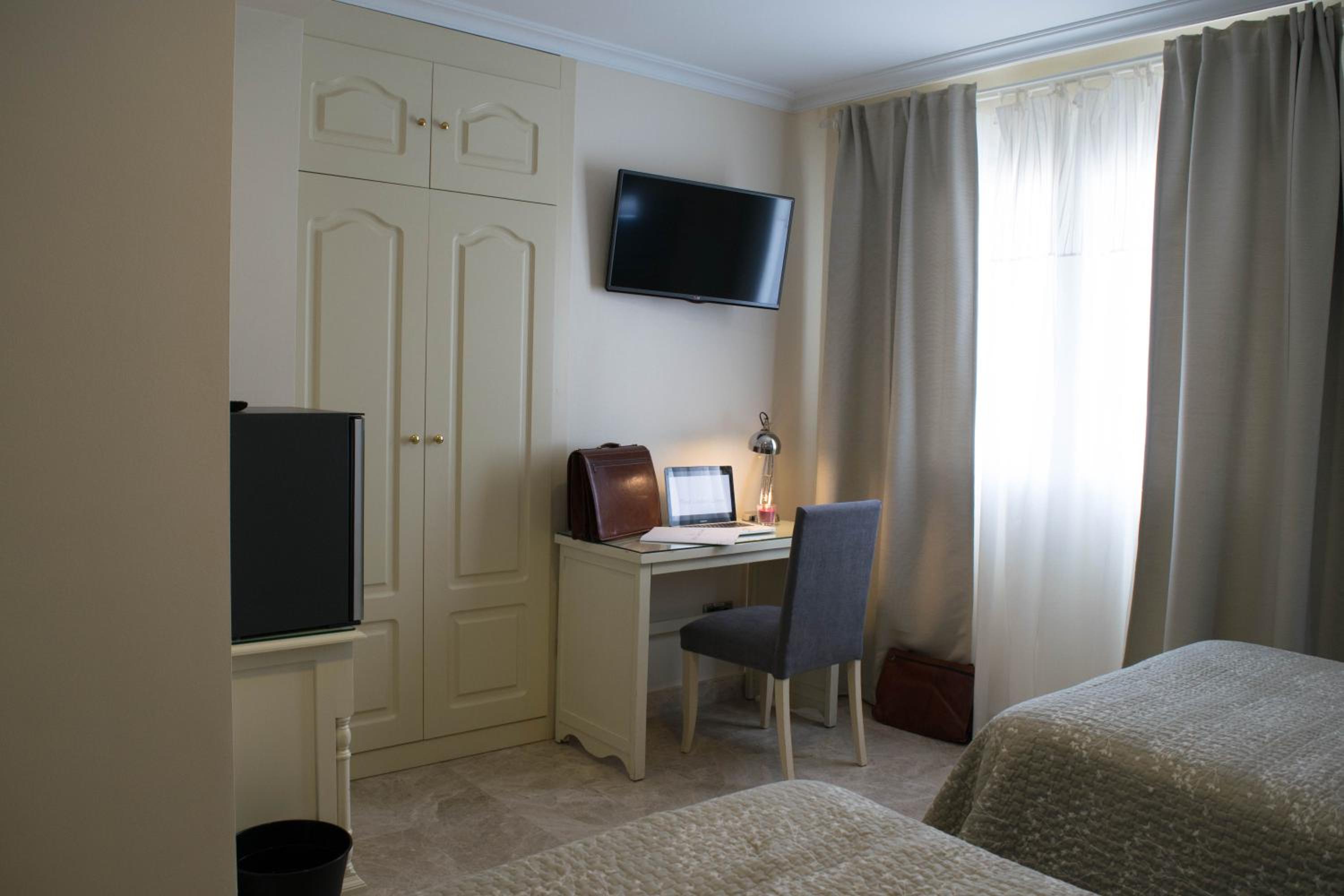 Twin Room - Photo 2