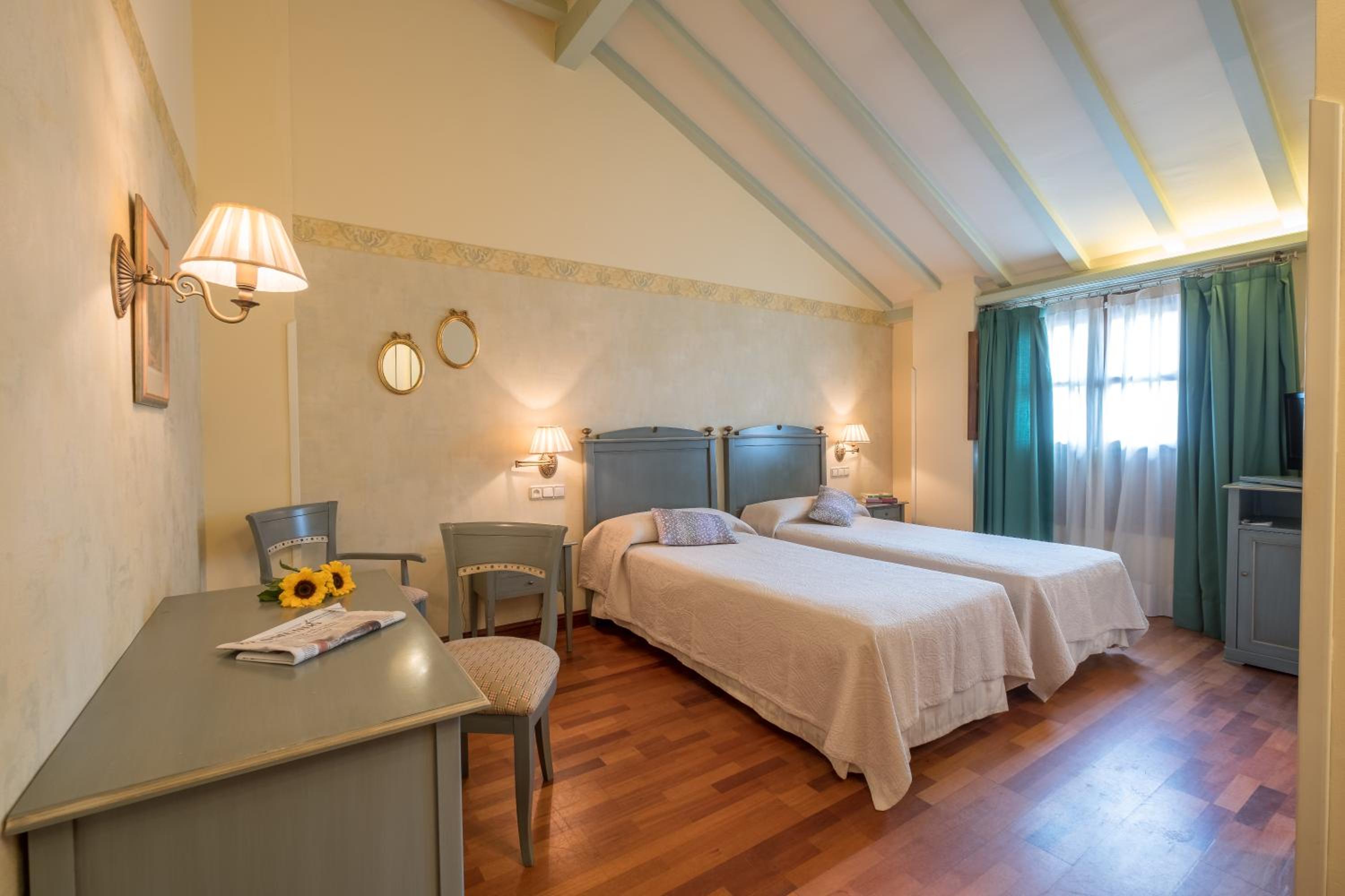 Twin Room - Photo 2