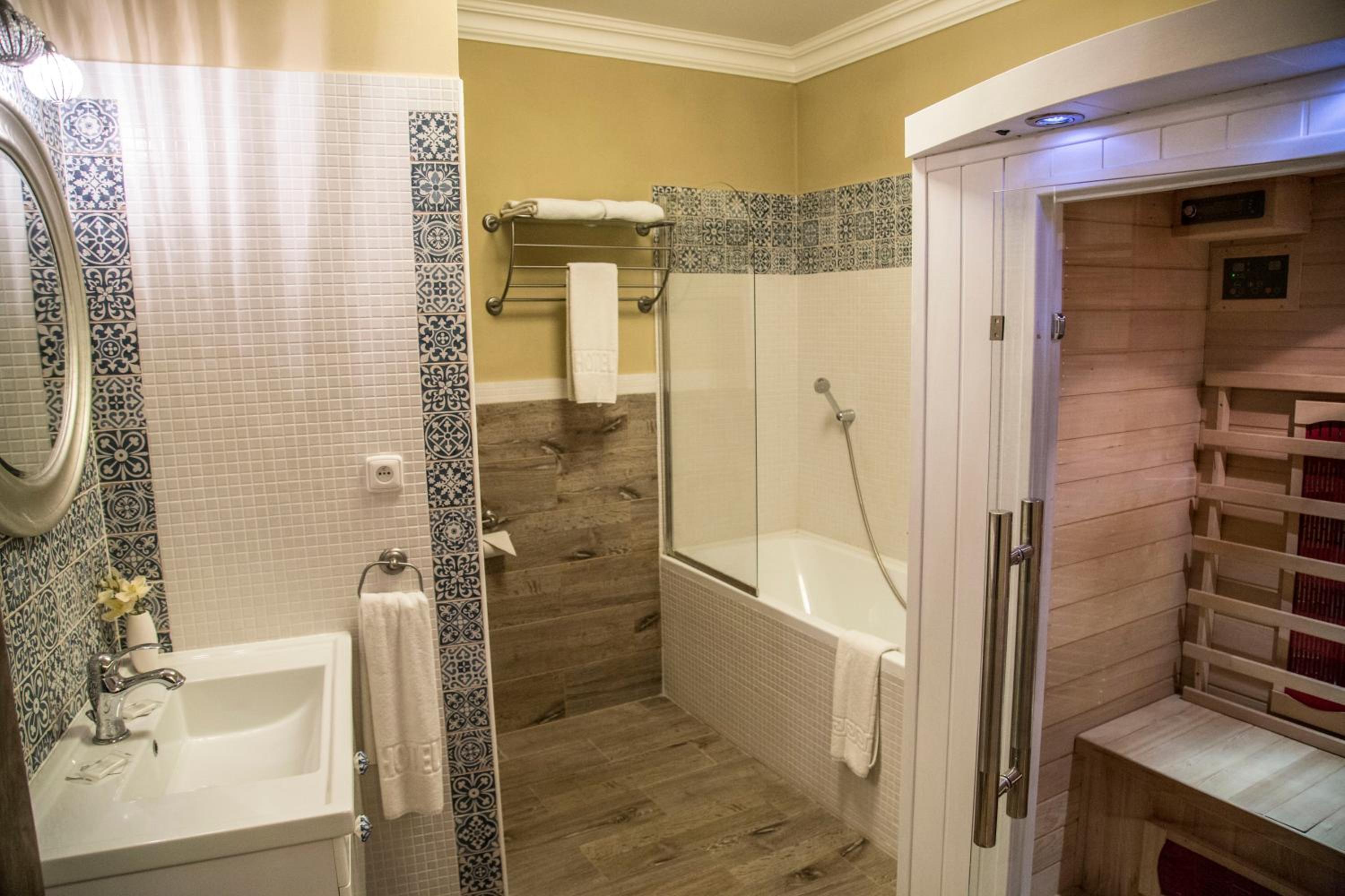 Deluxe Double Room with Bath - Photo 2