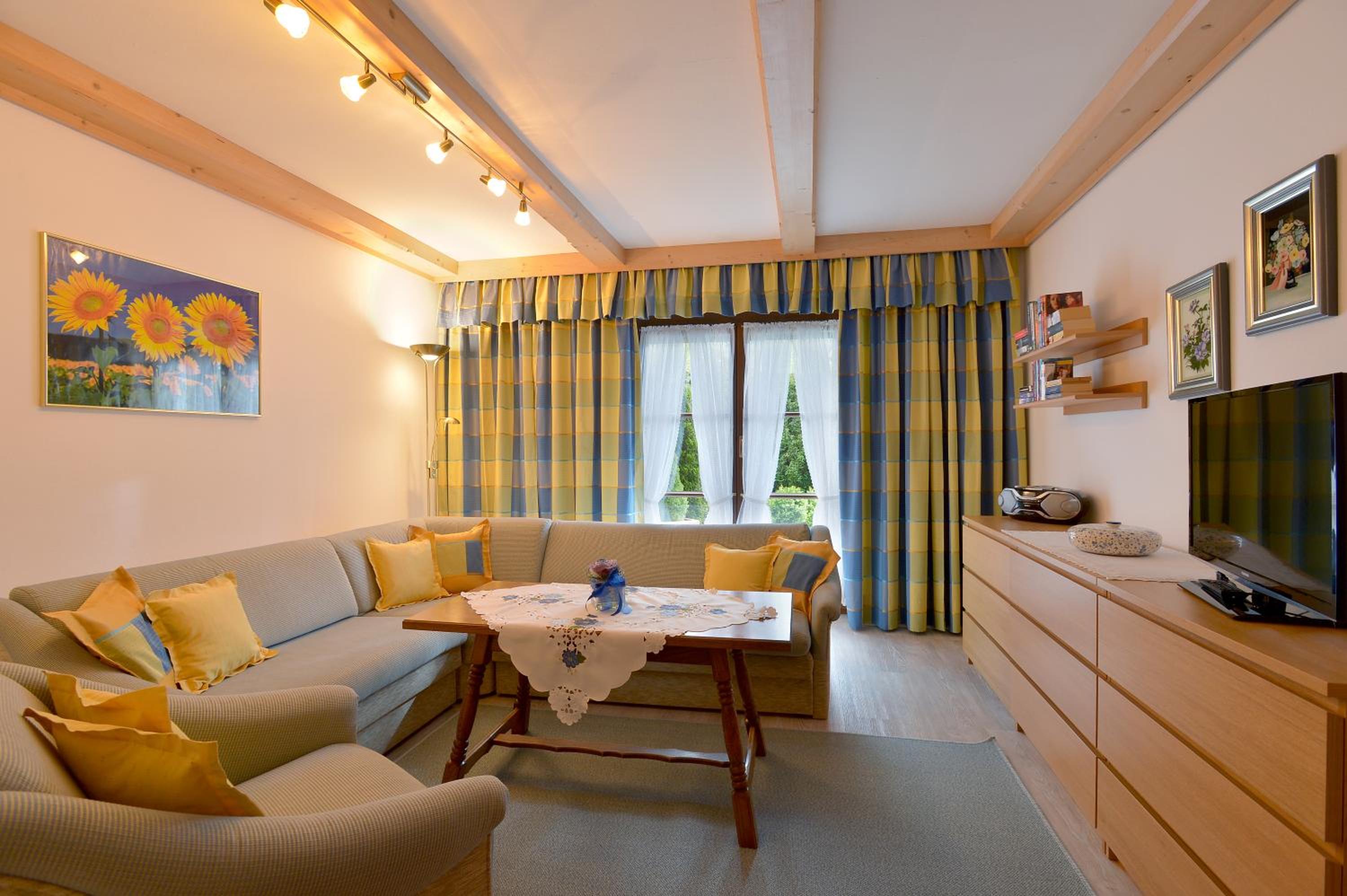 Apartment with Mountain View