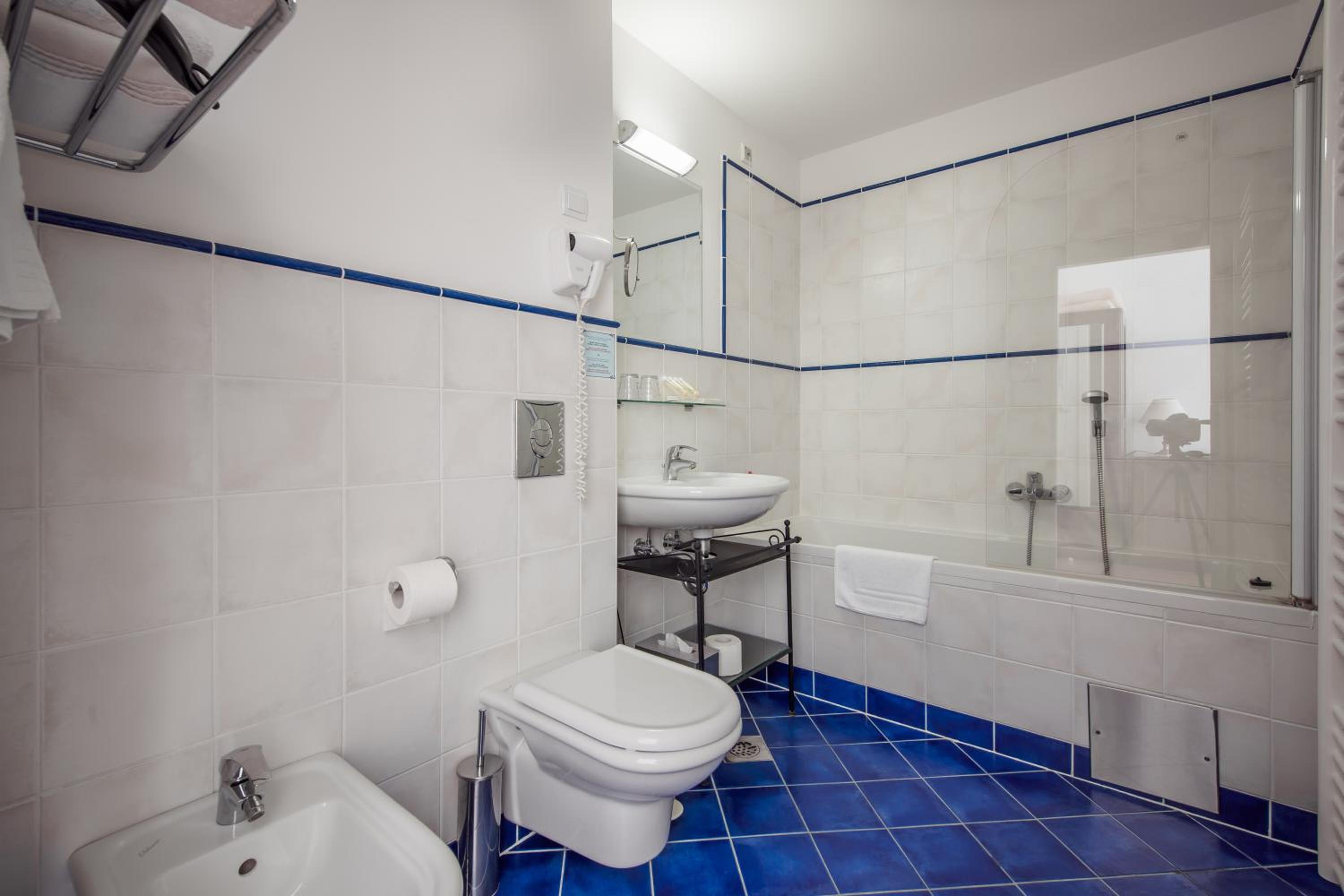 Deluxe Double or Twin Room with Lake View - Photo 13
