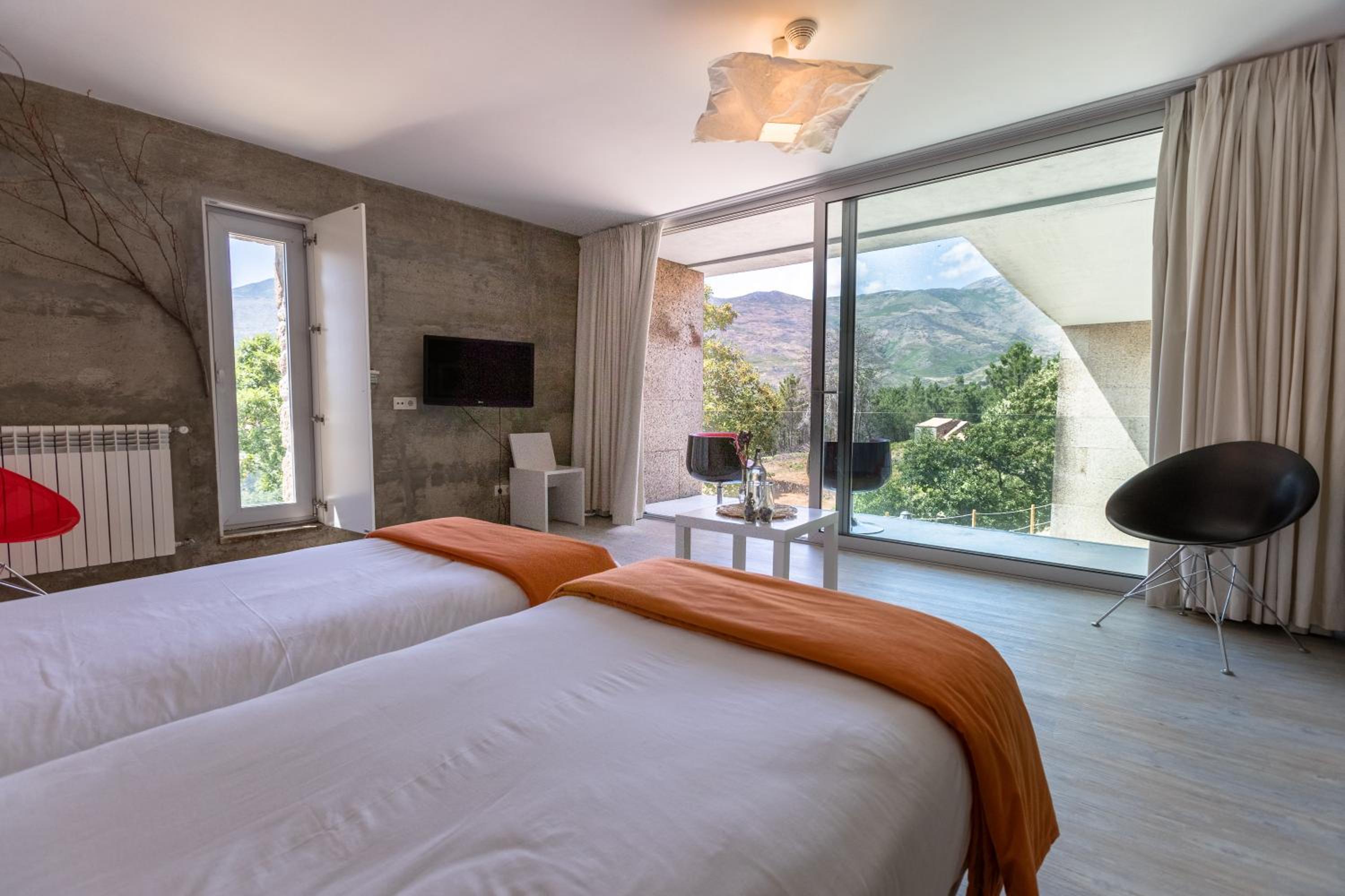 Large Twin Room - Photo 6