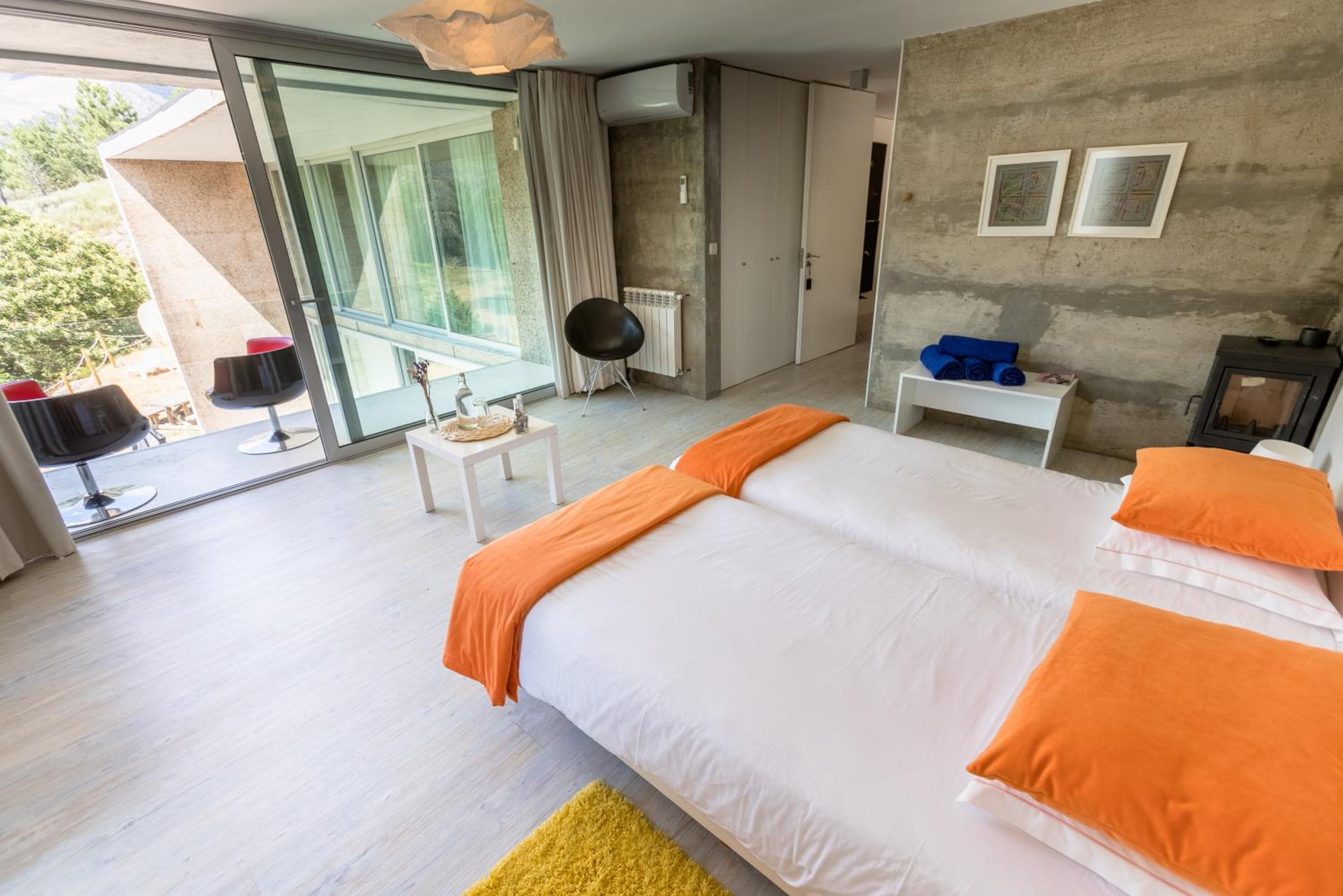 Large Twin Room - Photo 1