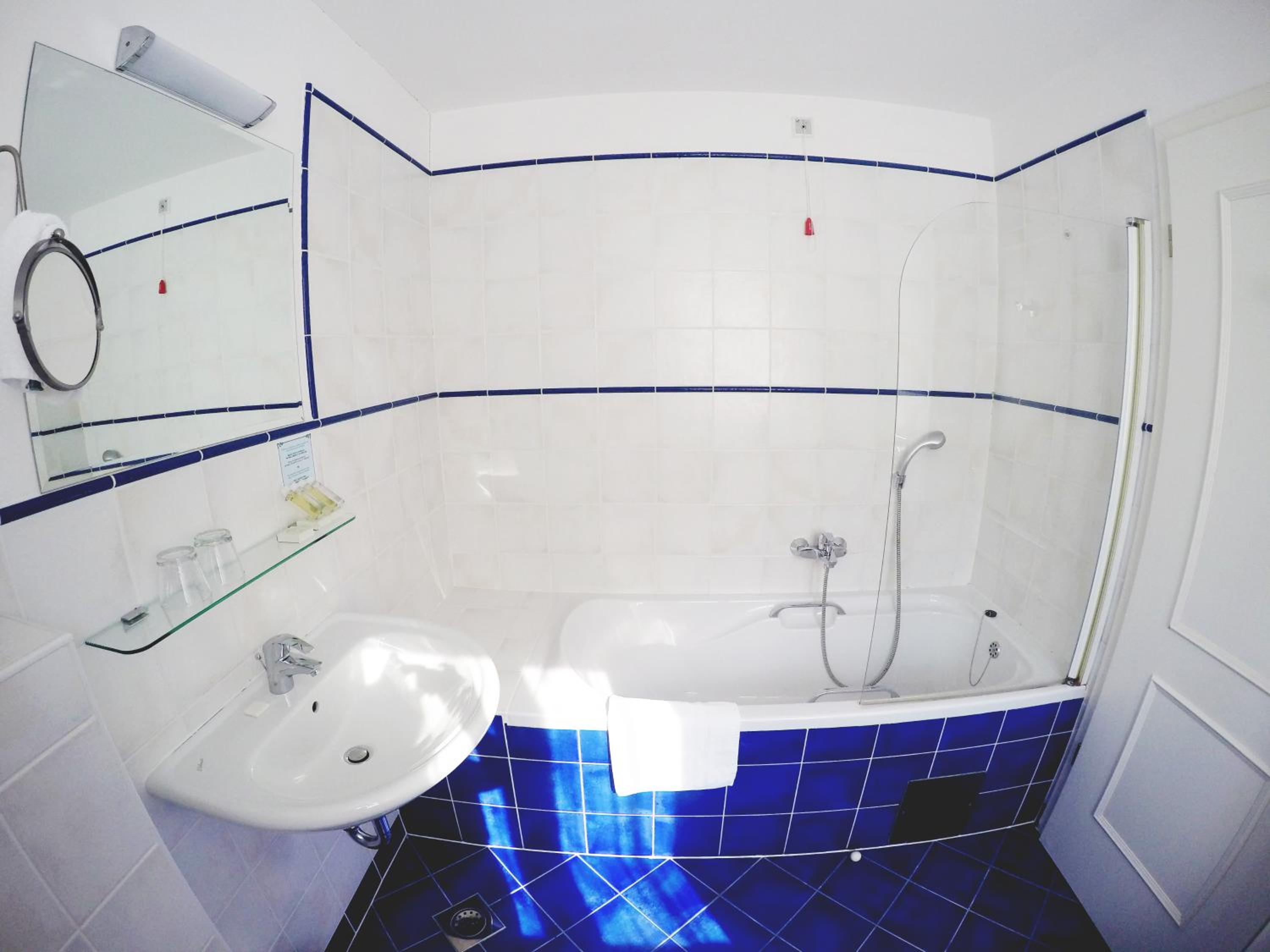 Deluxe Double or Twin Room with Lake View - Photo 11