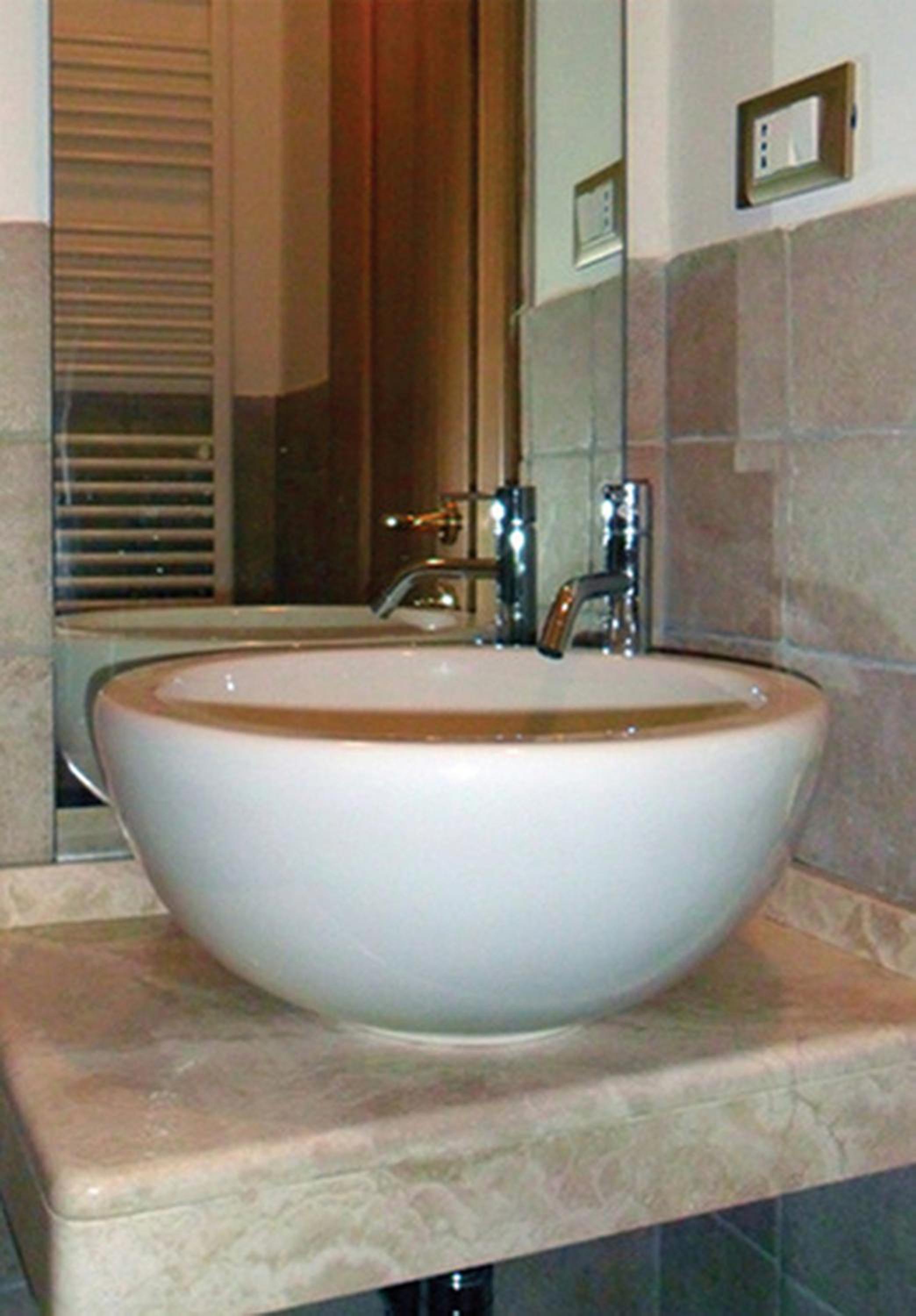 Double or Twin Room with Bathroom - Photo 9
