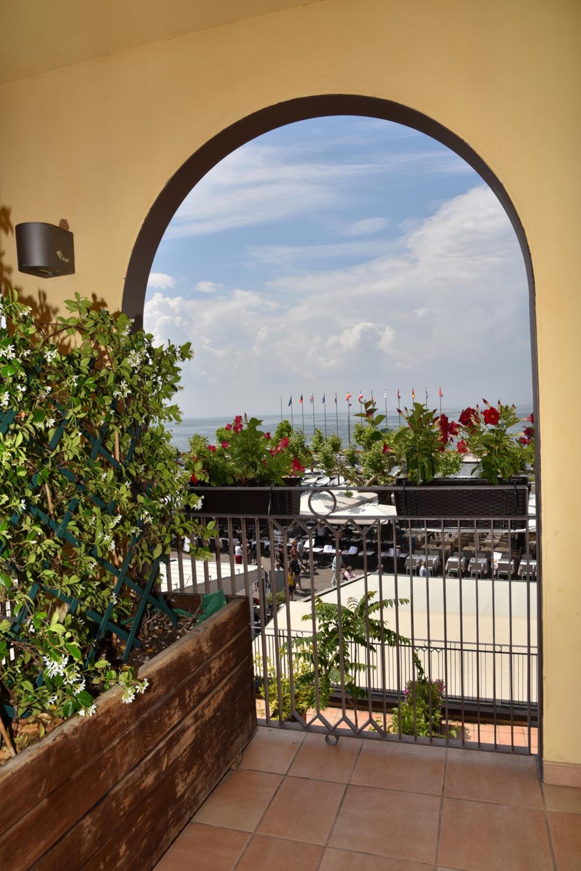Double Room with Lake View - Photo 6