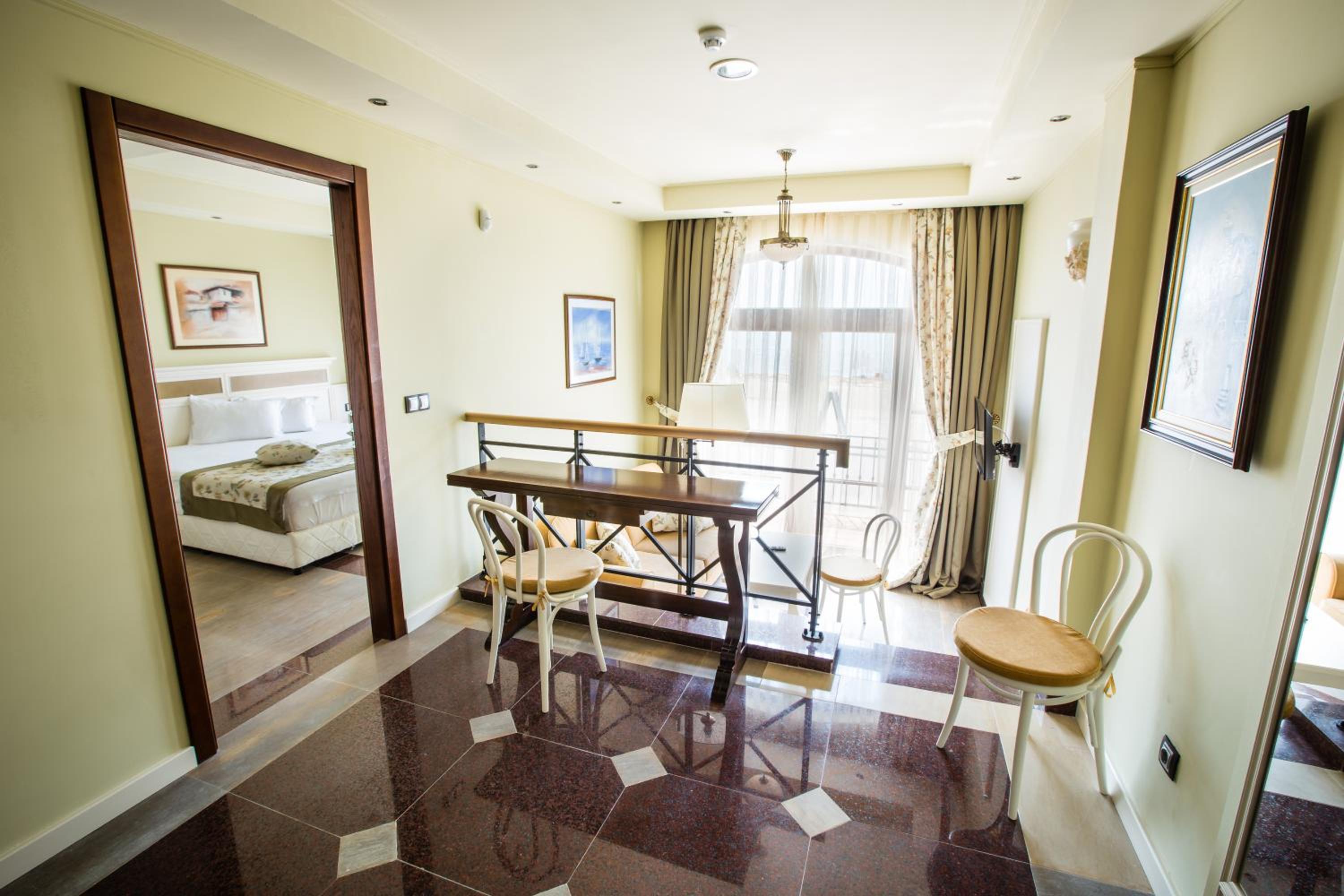 Deluxe Apartment - Direct Beach Access