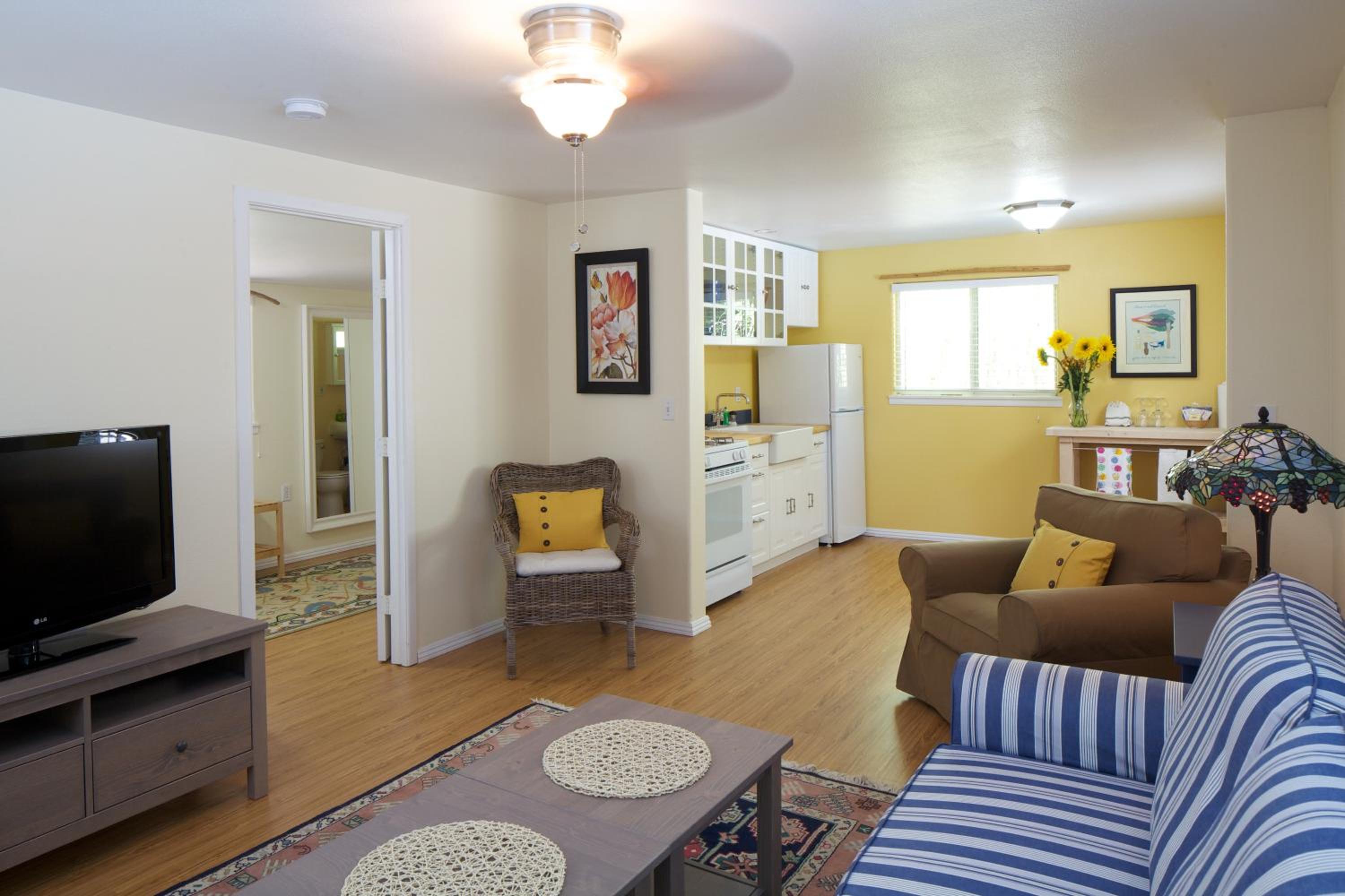 One-Bedroom Cottage with Kitchen