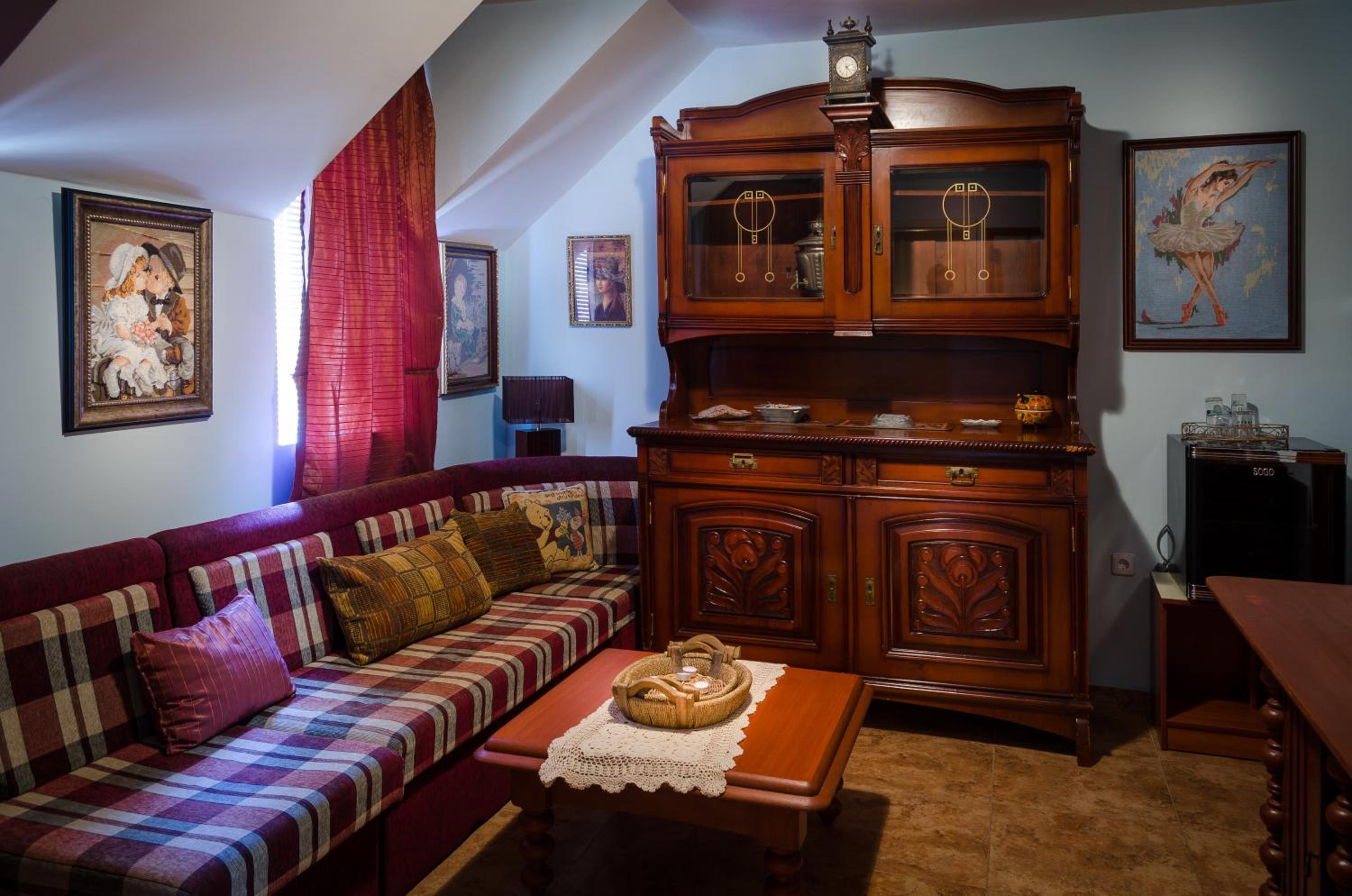 Deluxe One-Bedroom Suite with Balcony - Photo 2