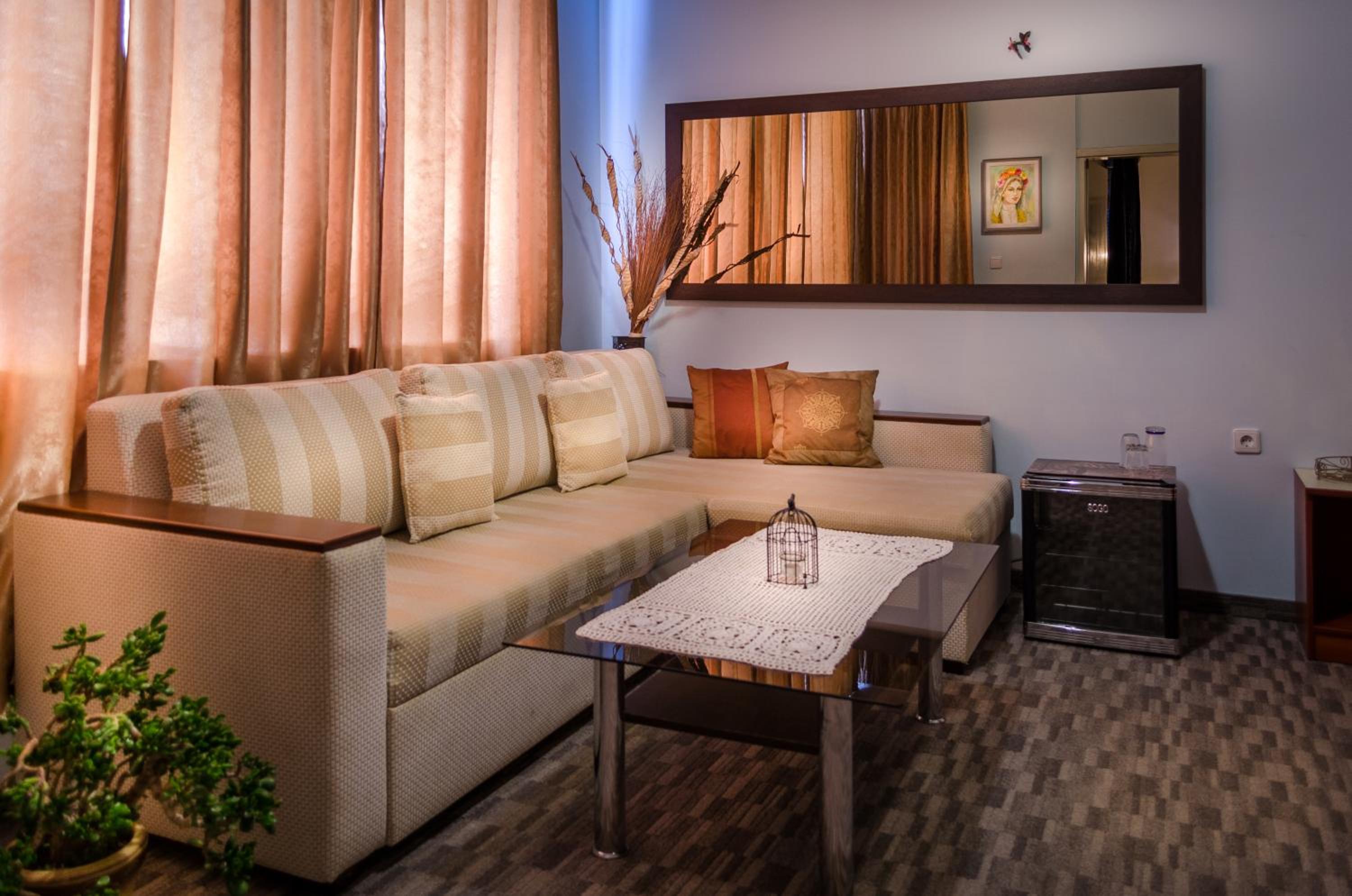 Deluxe One-Bedroom Suite with Balcony - Photo 8