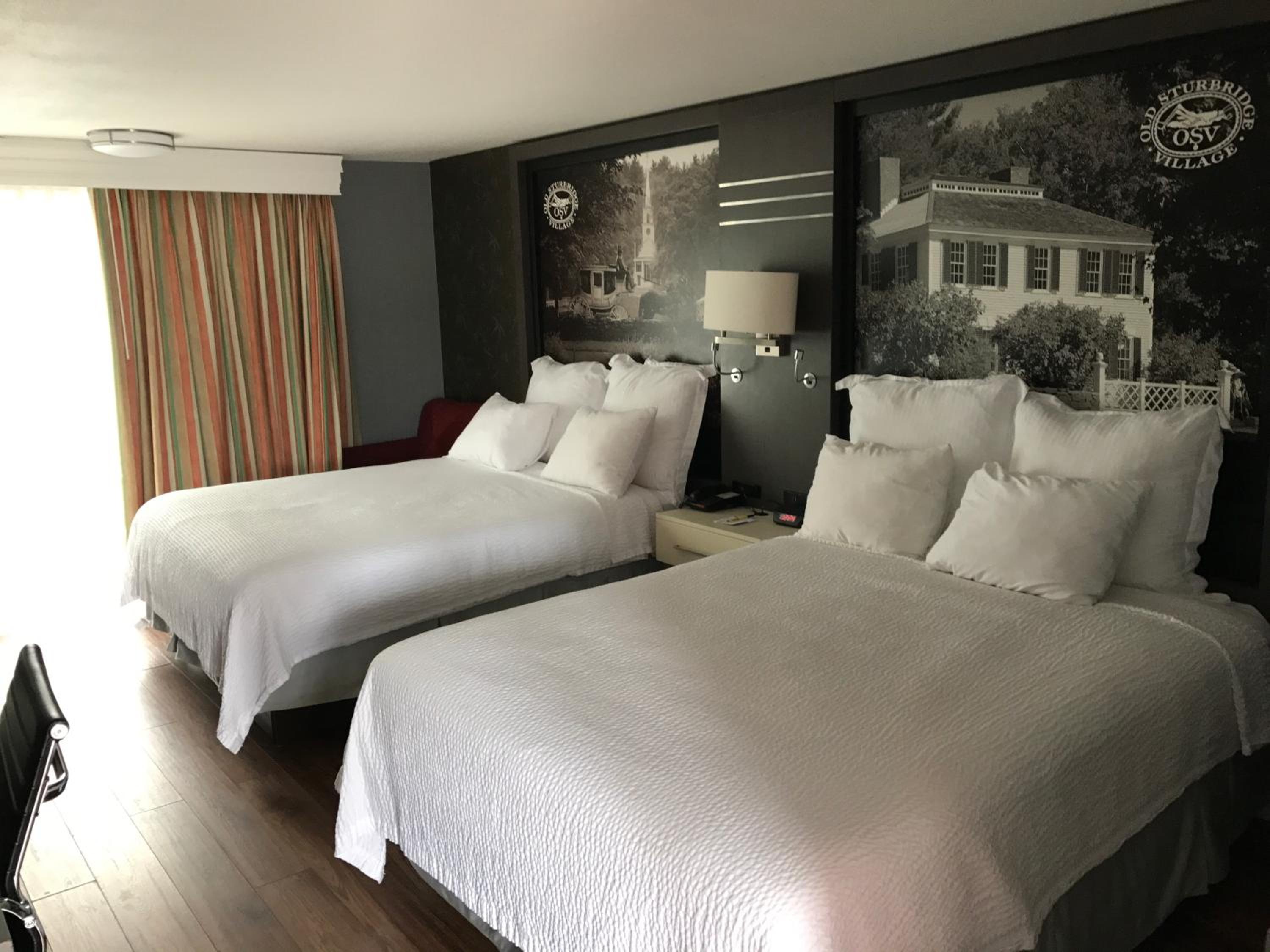 Queen Room with Two Queen Beds - Non-Smoking - Photo 4