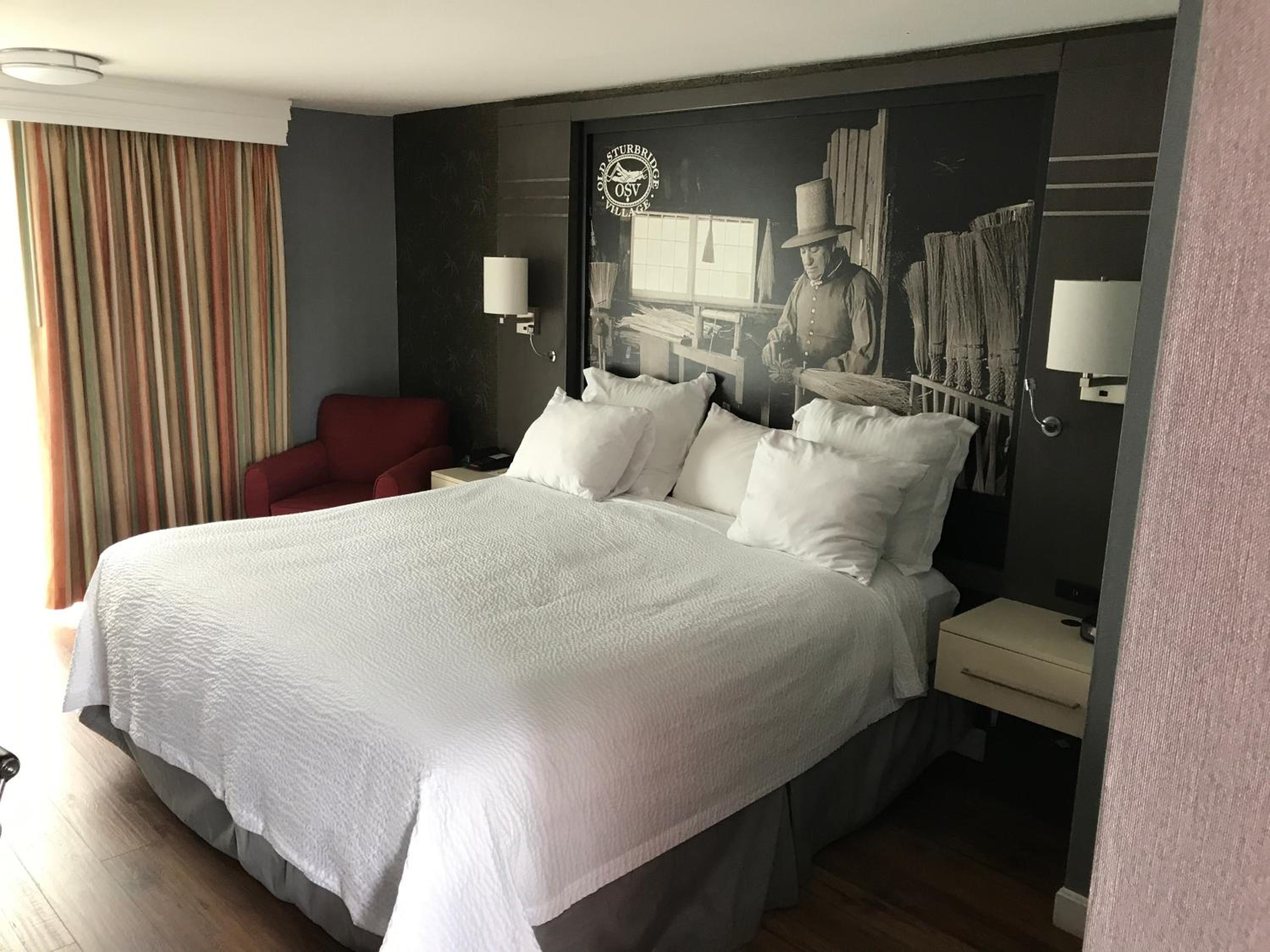 King Room with Lake View - Smoking - Photo 4