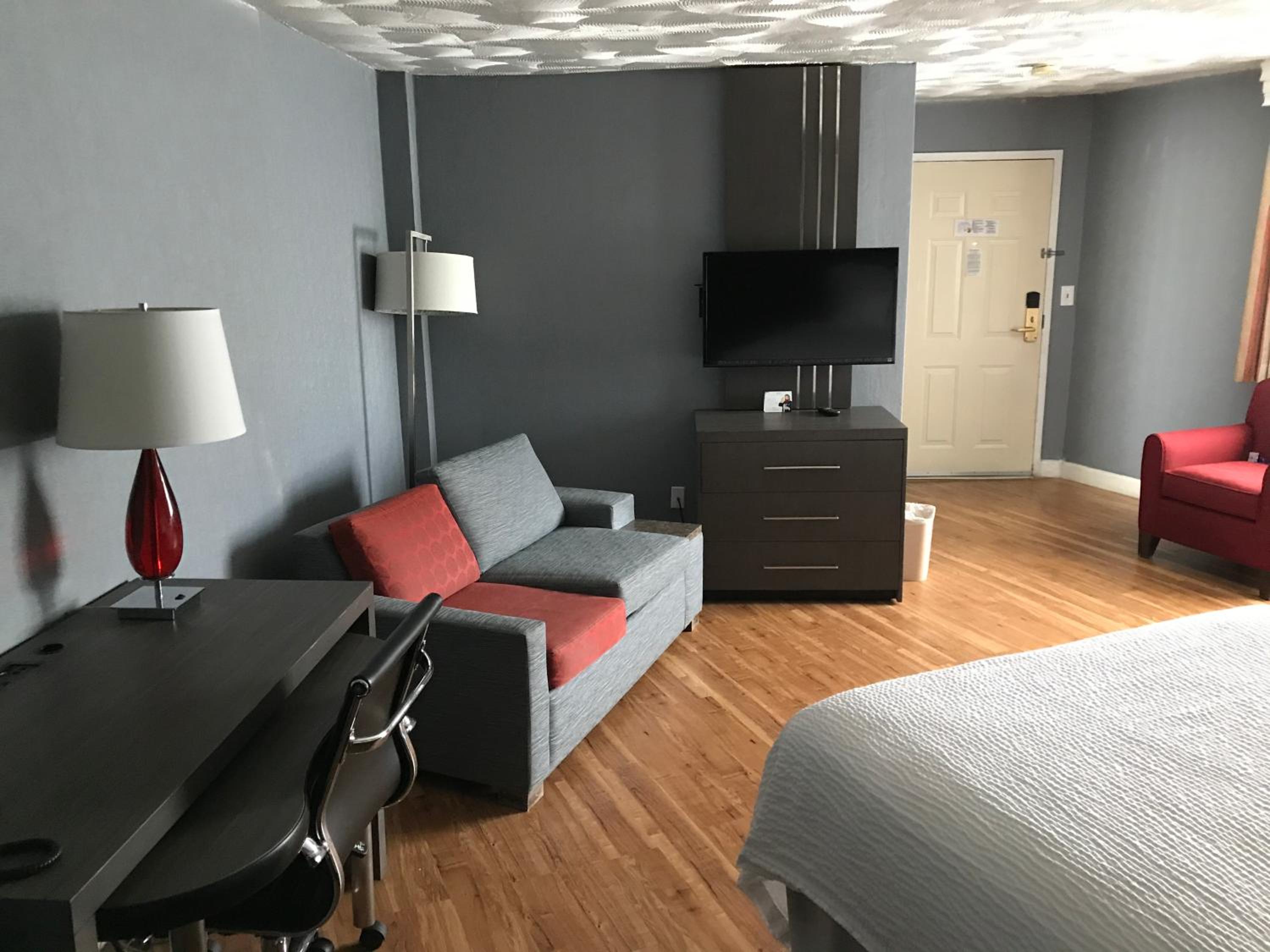 Queen Room with Two Queen Beds - Non-Smoking - Photo 6