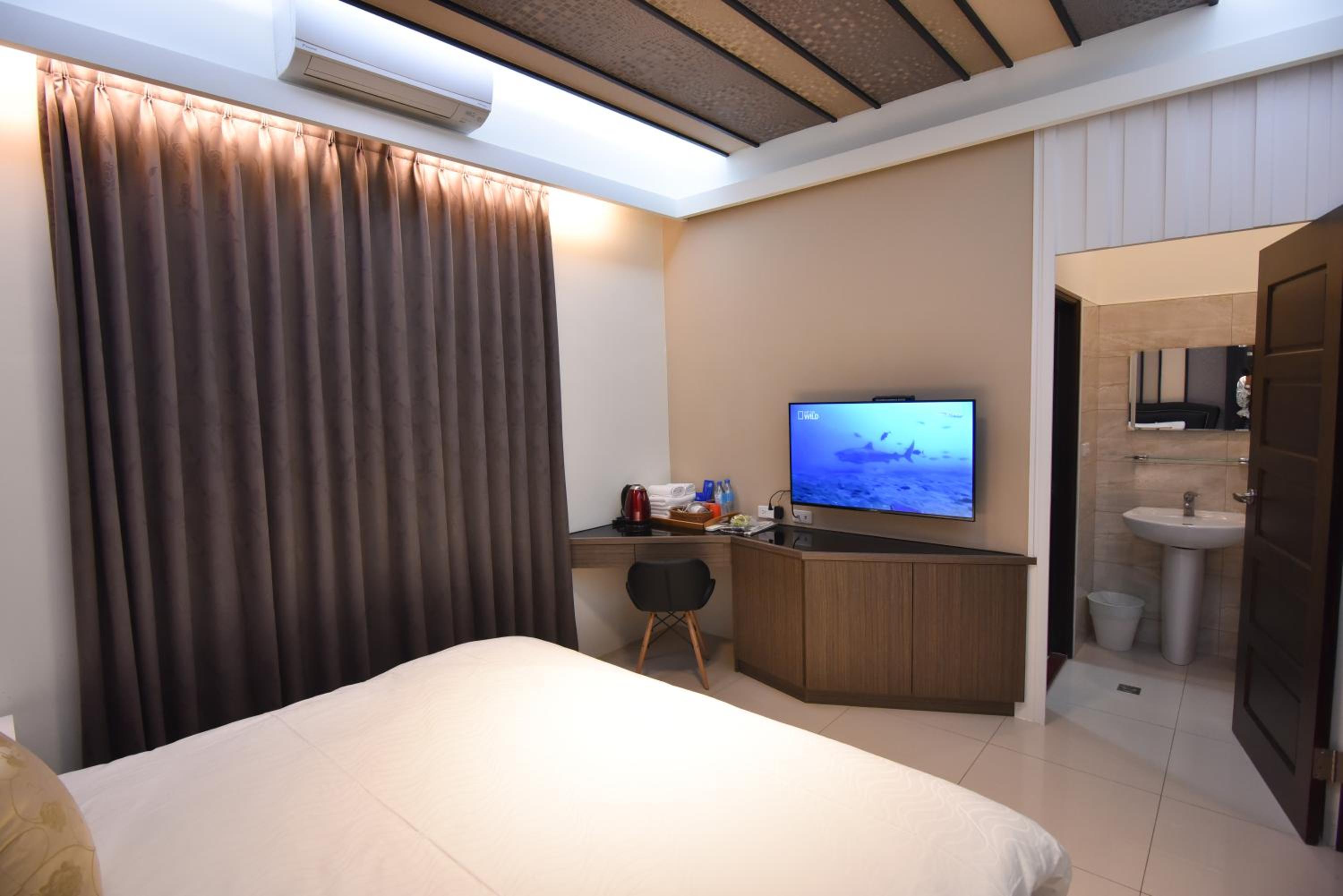 Queen Room photo 2