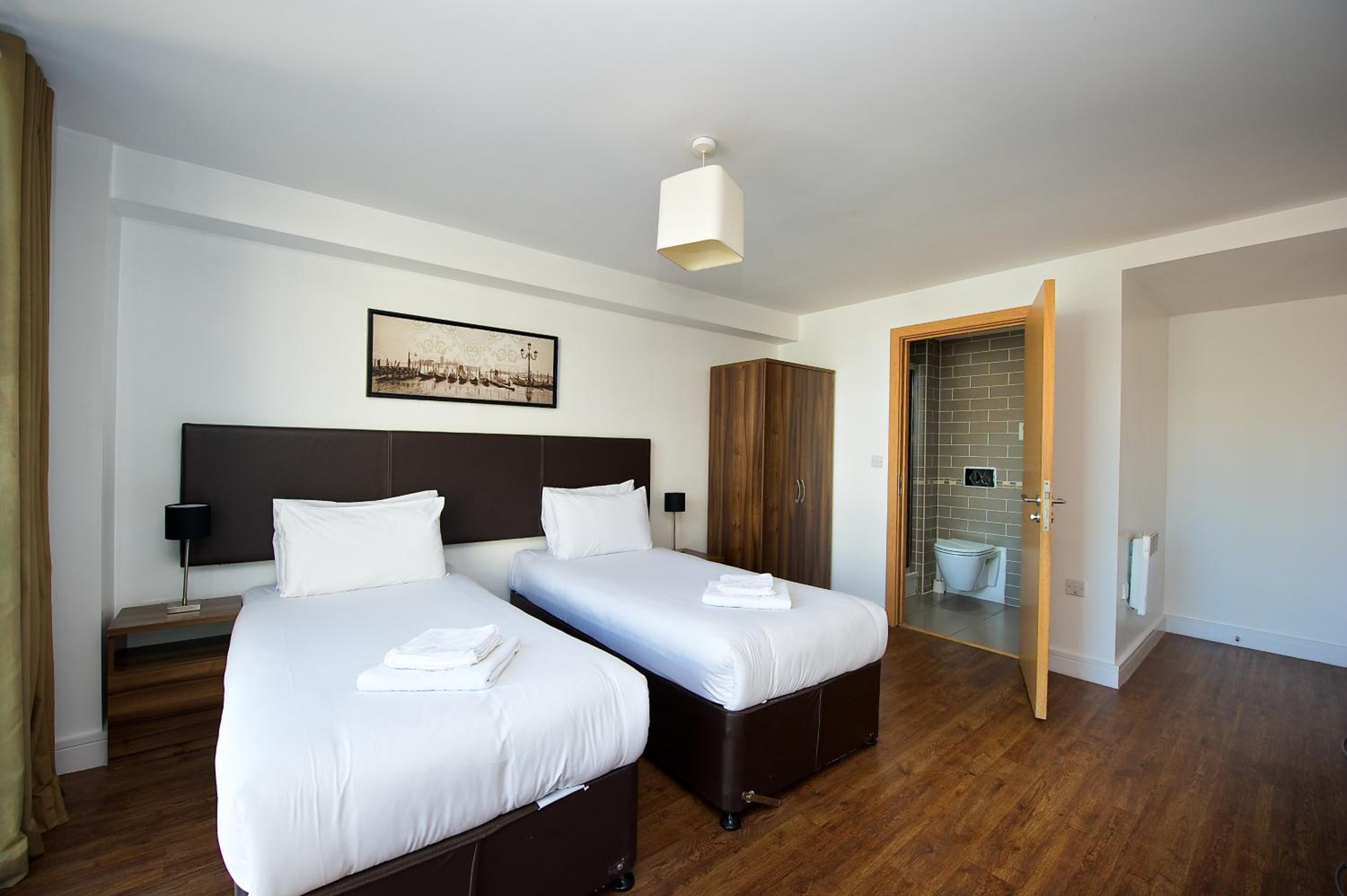 Two-Bedroom Apartment with one bathroom - Photo 2