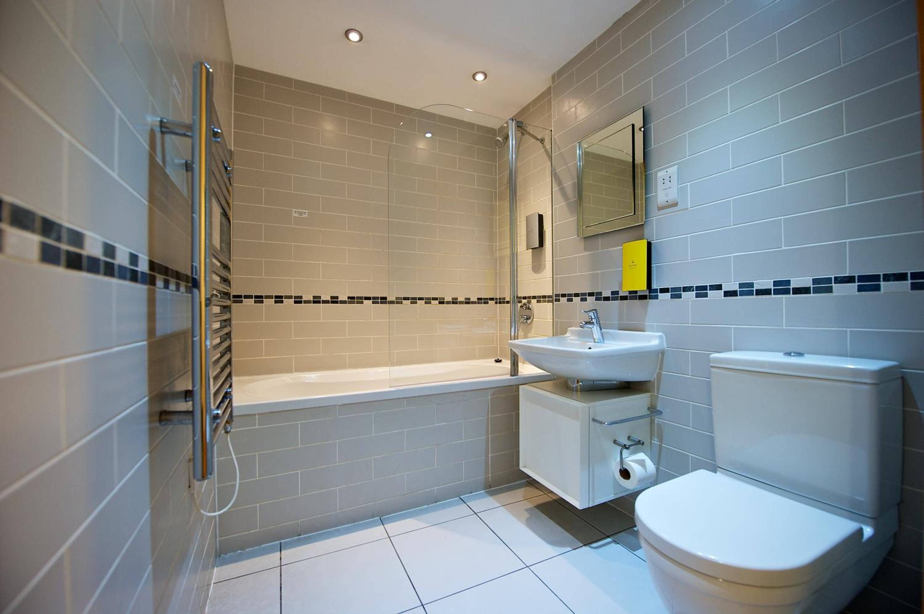 Three-Bedroom Duplex Apartment - Photo 9