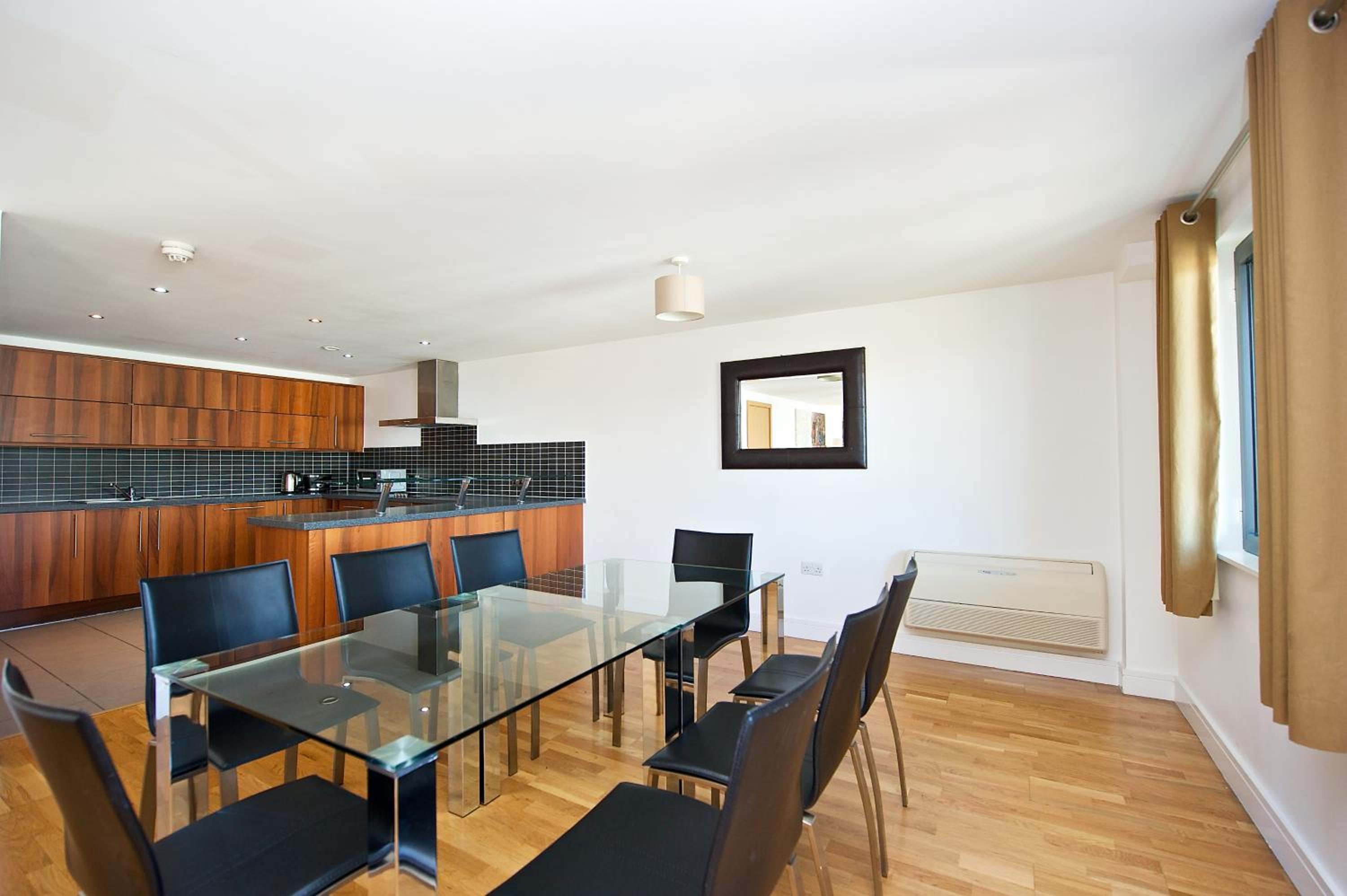 Three-Bedroom Duplex Apartment - Photo 8