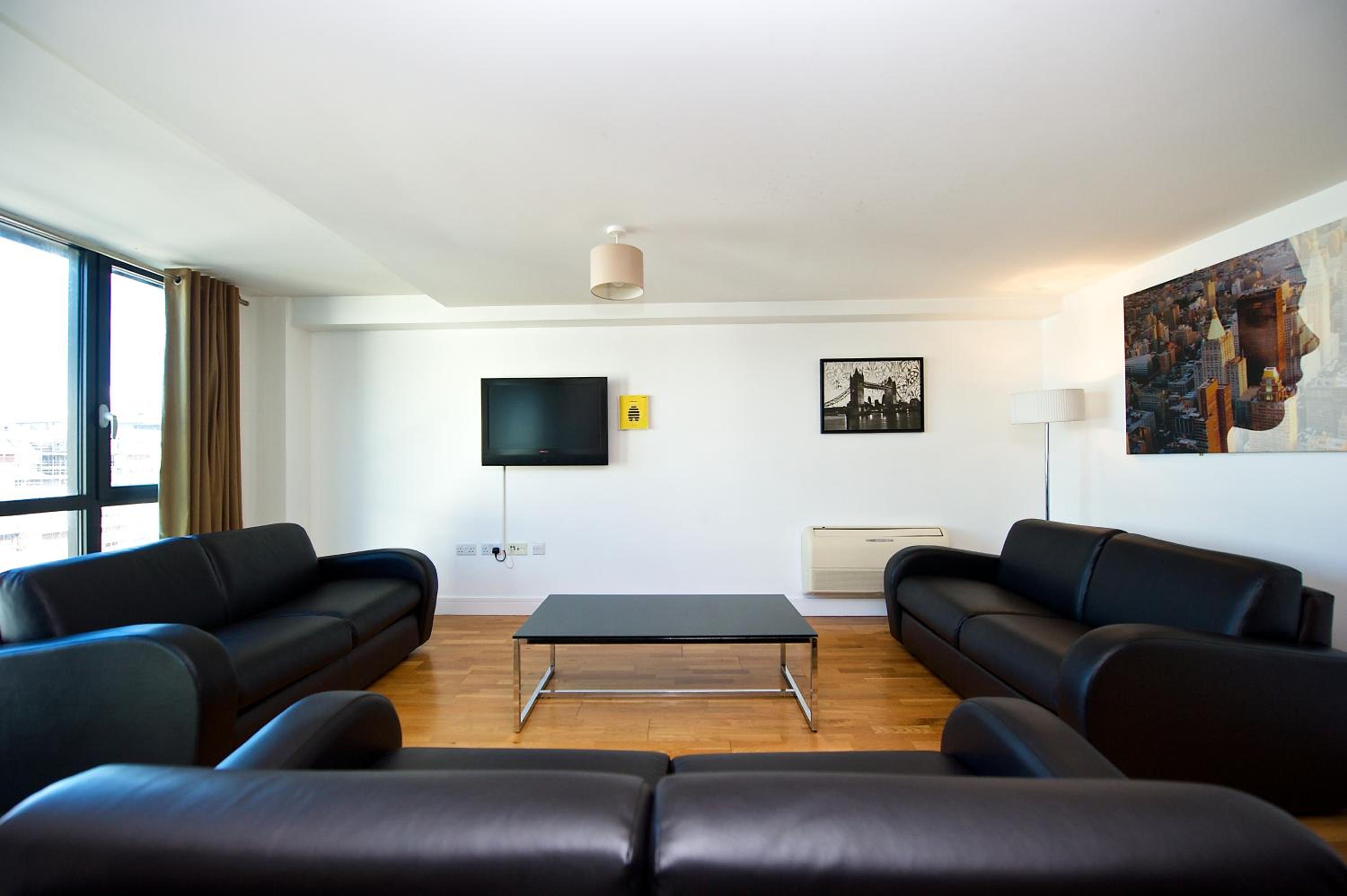 Three-Bedroom Duplex Apartment - Photo 4