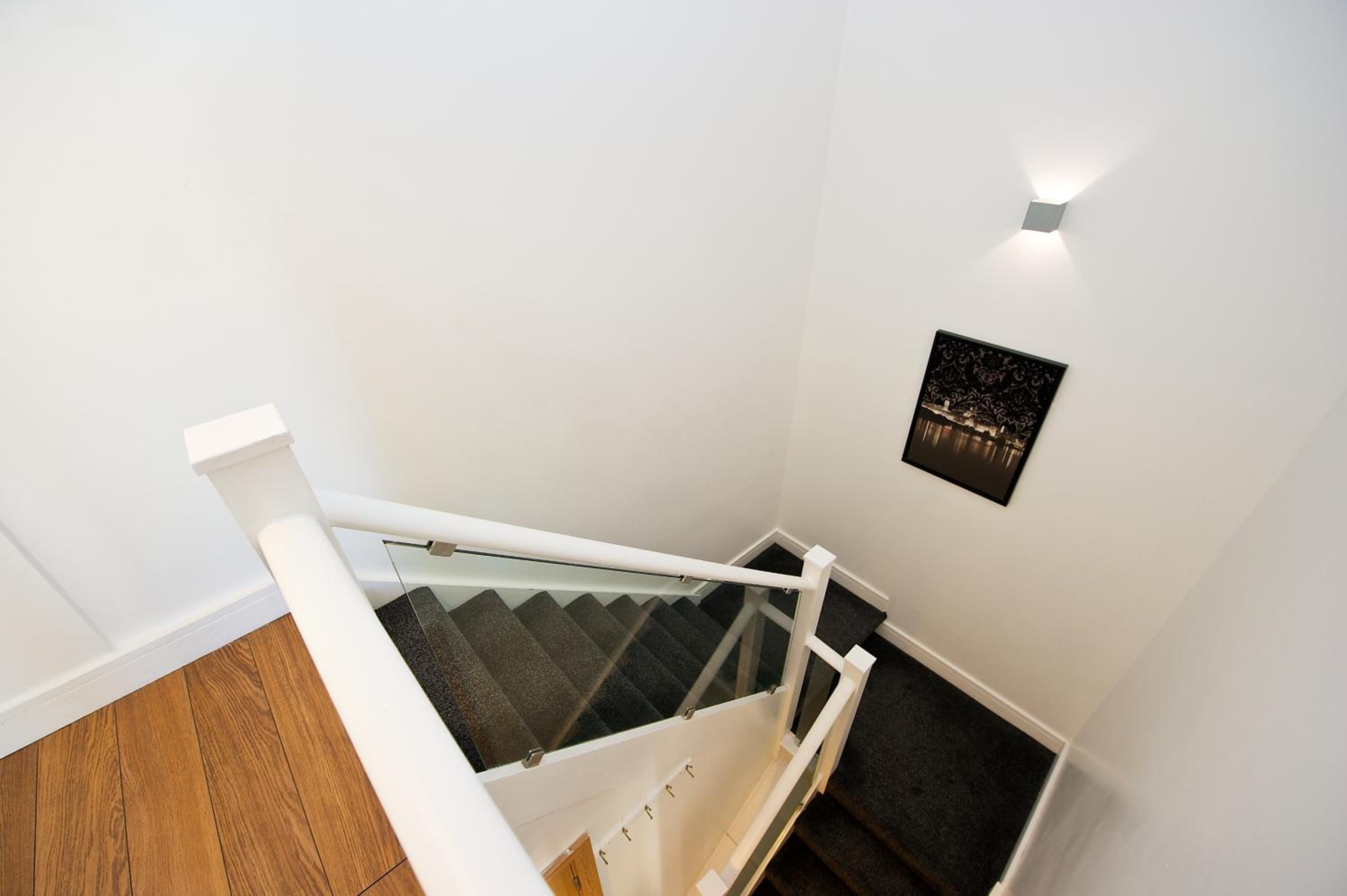 Two-Bedroom Duplex Apartment - Photo 3