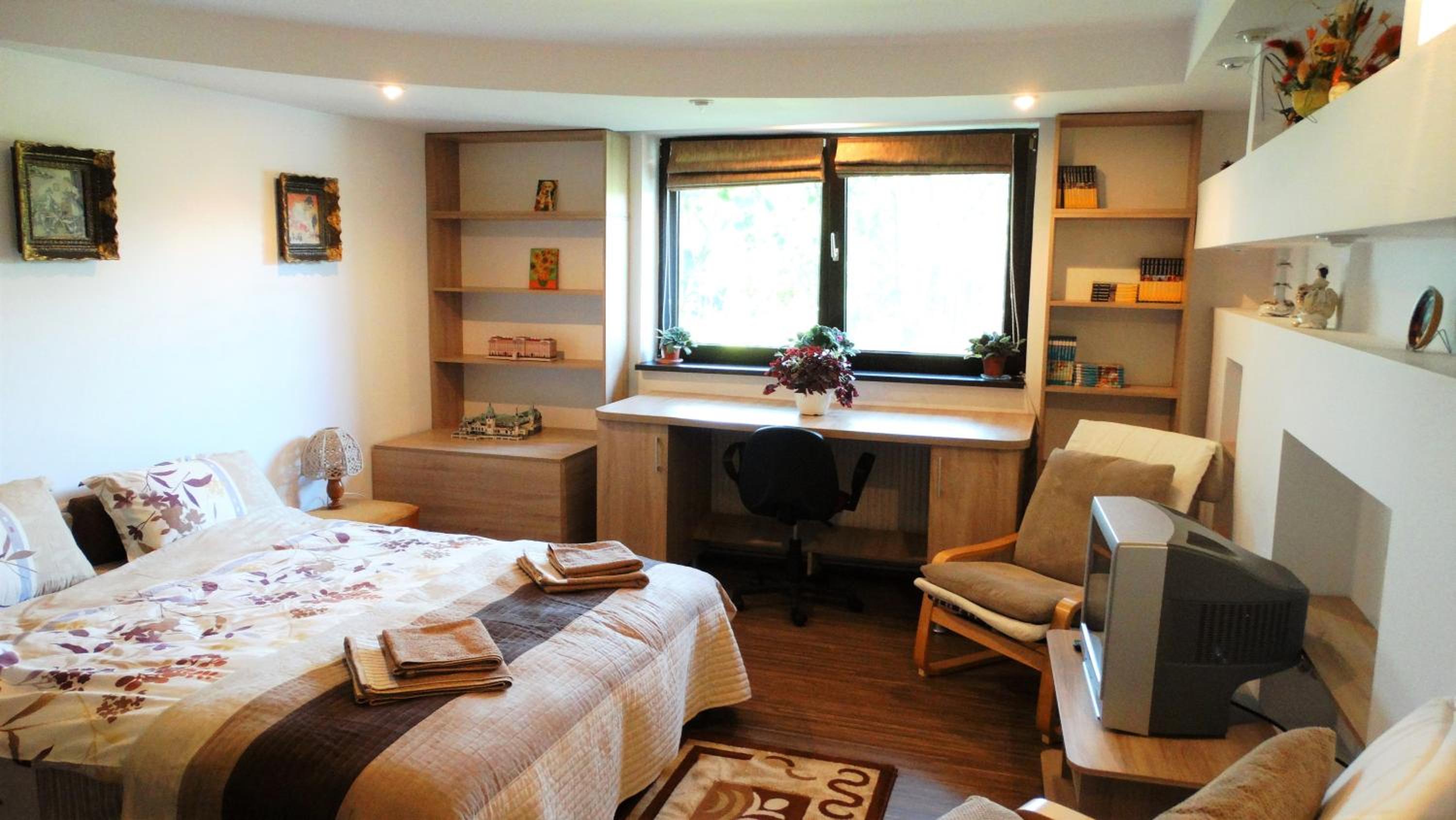 One-Bedroom Apartment - Photo 1