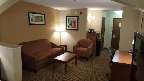 King Suite - Non-Smoking photo 2