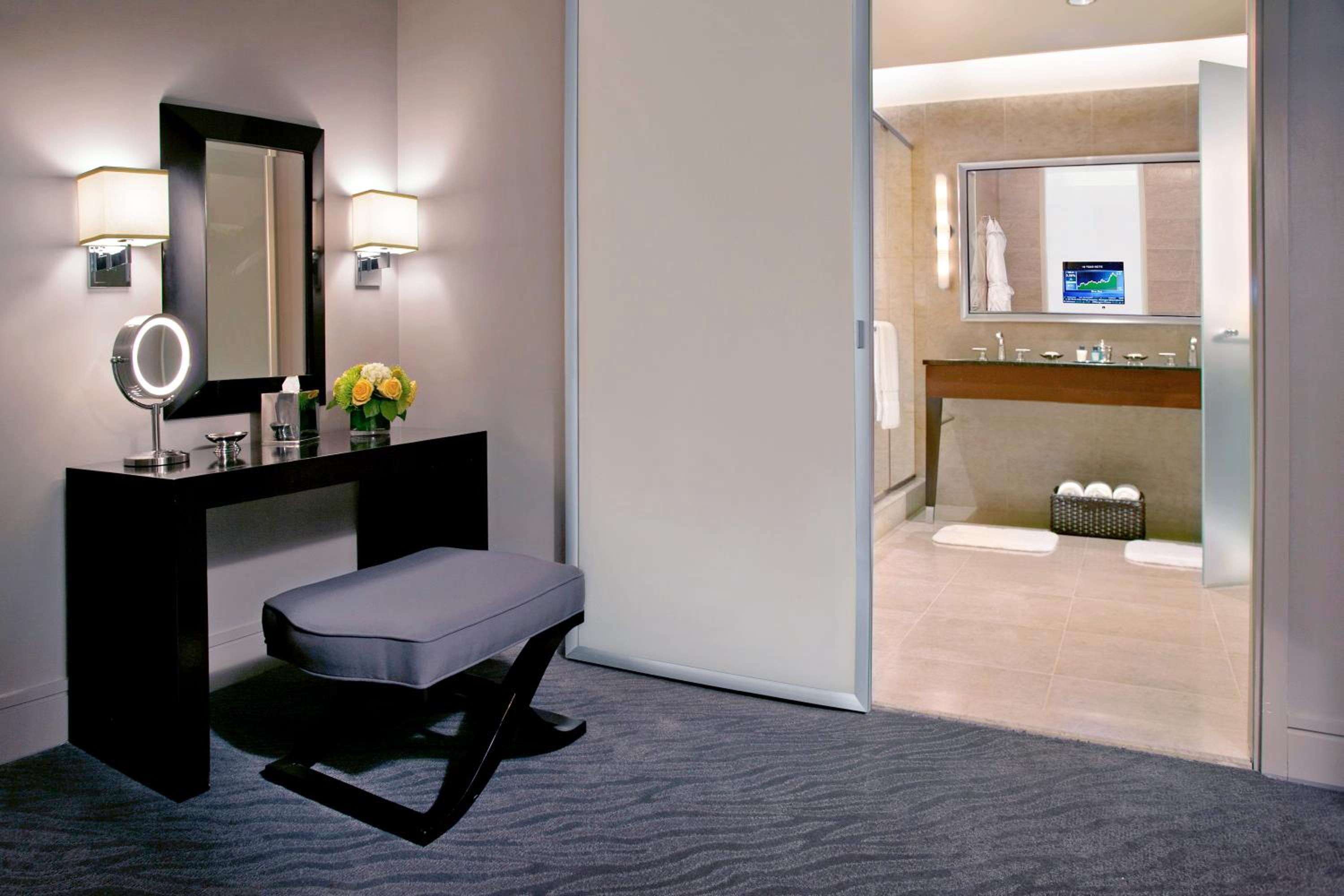 Deluxe King Suite with City View - Photo 7