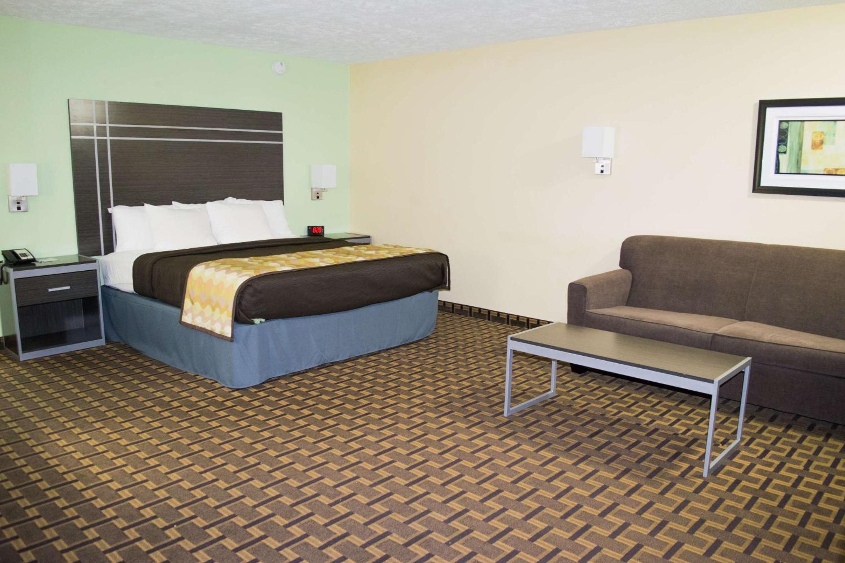 King Room with Sofa Bed - Non-Smoking photo 3